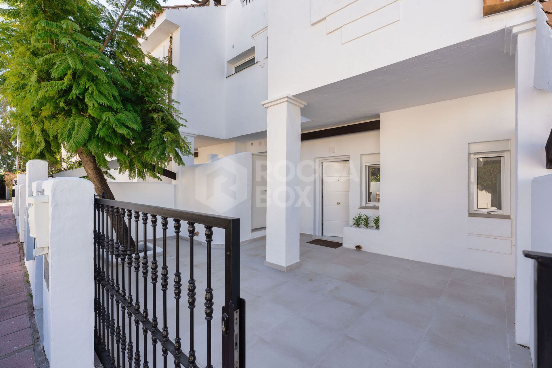Welcome to this exceptional townhouse where contemporary luxury meets comfort and effortless lifestyle!