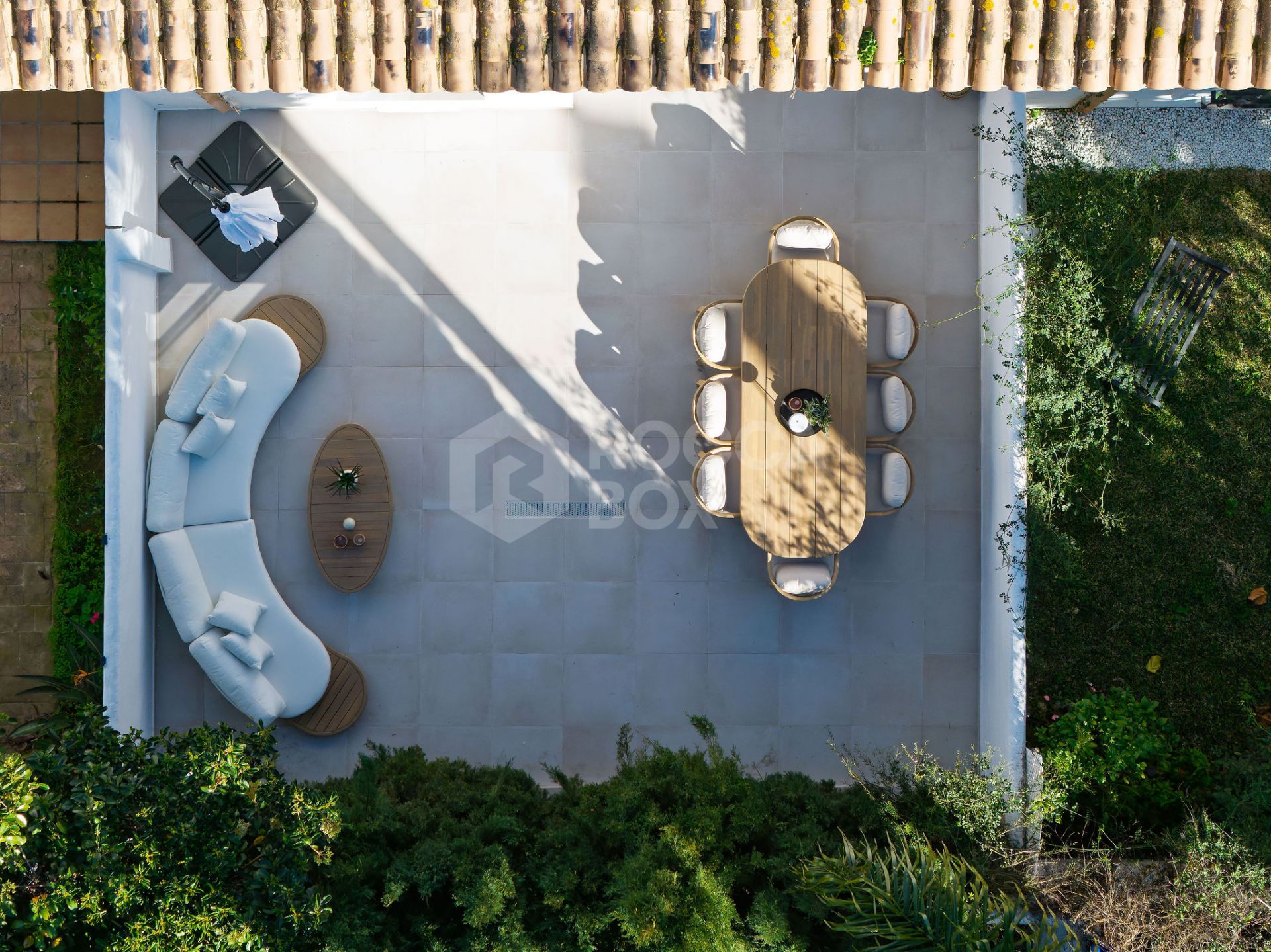 Welcome to this exceptional townhouse where contemporary luxury meets comfort and effortless lifestyle!