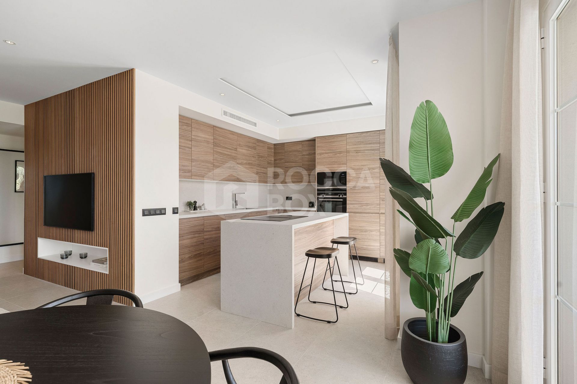 Welcome to this stunning and fully renovated penthouse with panoramic views over Higueral Golf, the mountains and the sea!