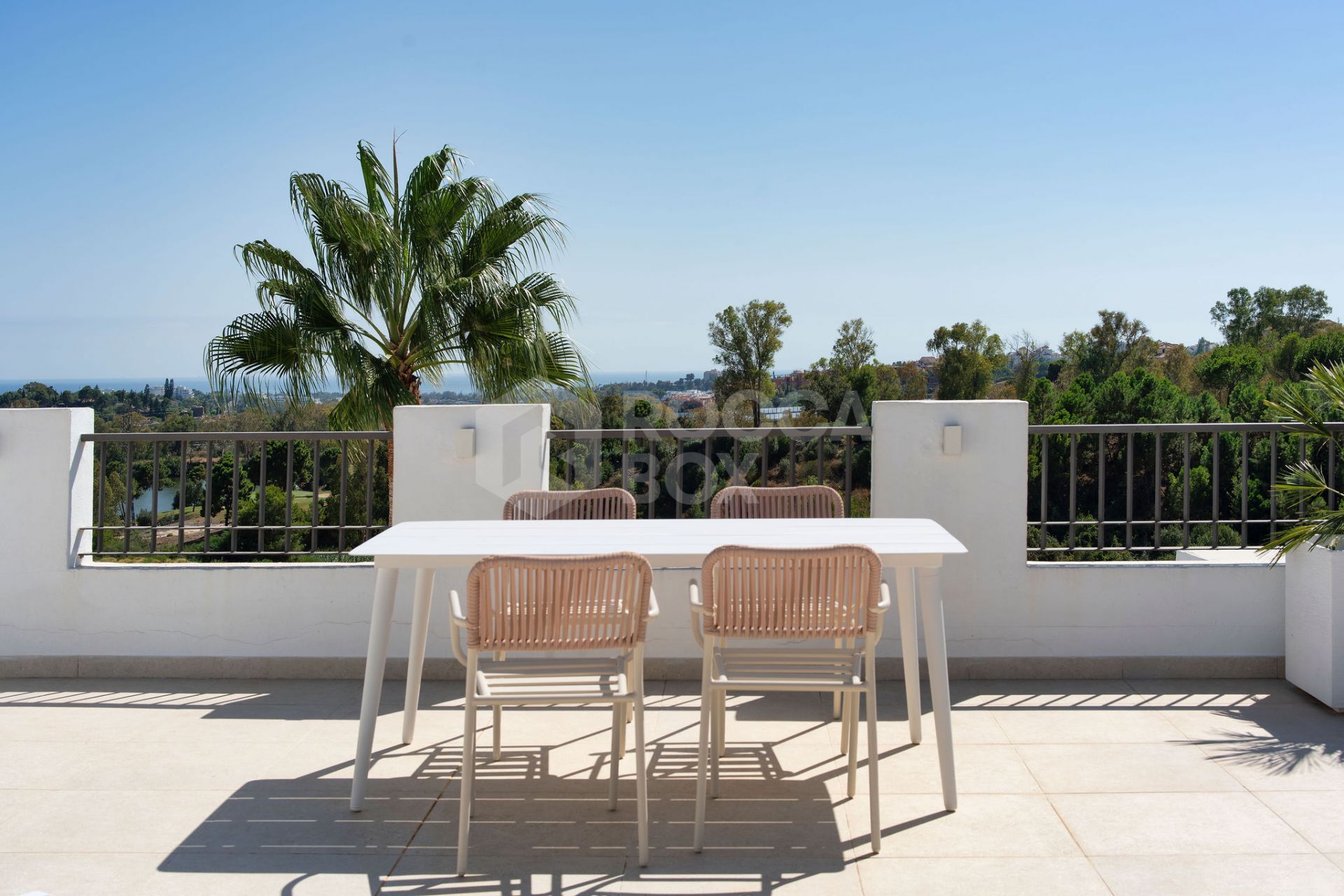 Welcome to this stunning and fully renovated penthouse with panoramic views over Higueral Golf, the mountains and the sea!