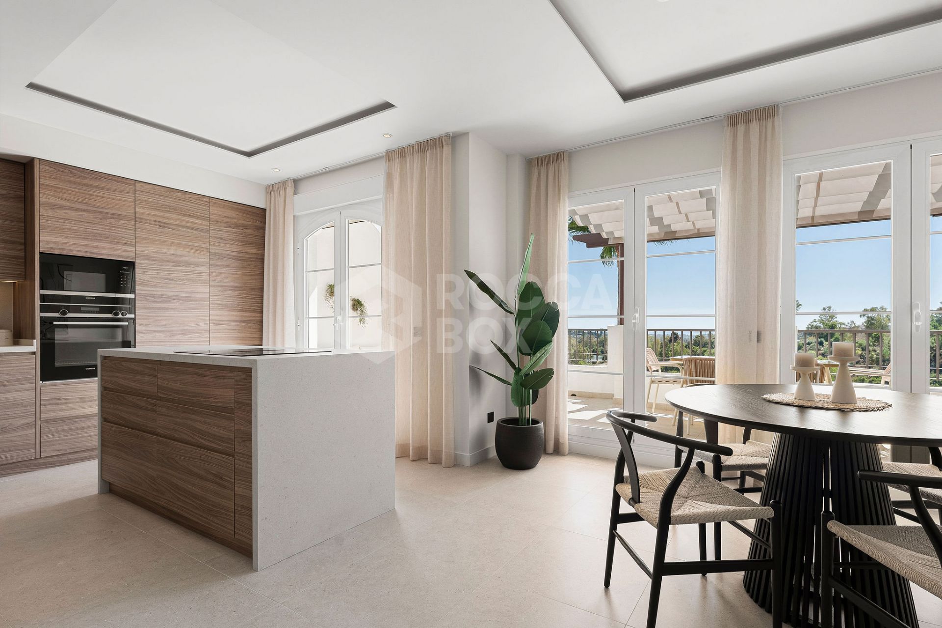 Welcome to this stunning and fully renovated penthouse with panoramic views over Higueral Golf, the mountains and the sea!