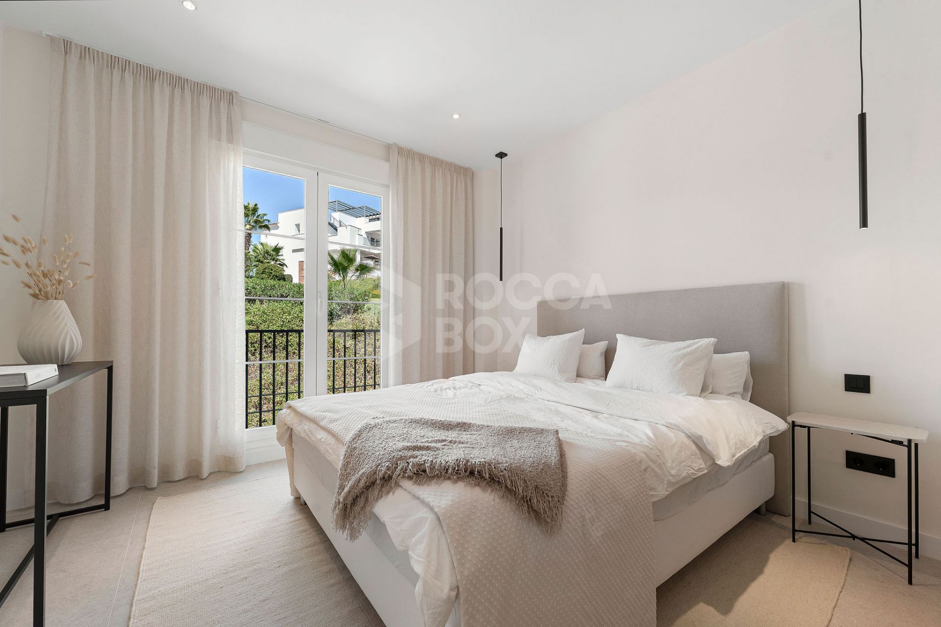 Welcome to this stunning and fully renovated penthouse with panoramic views over Higueral Golf, the mountains and the sea!