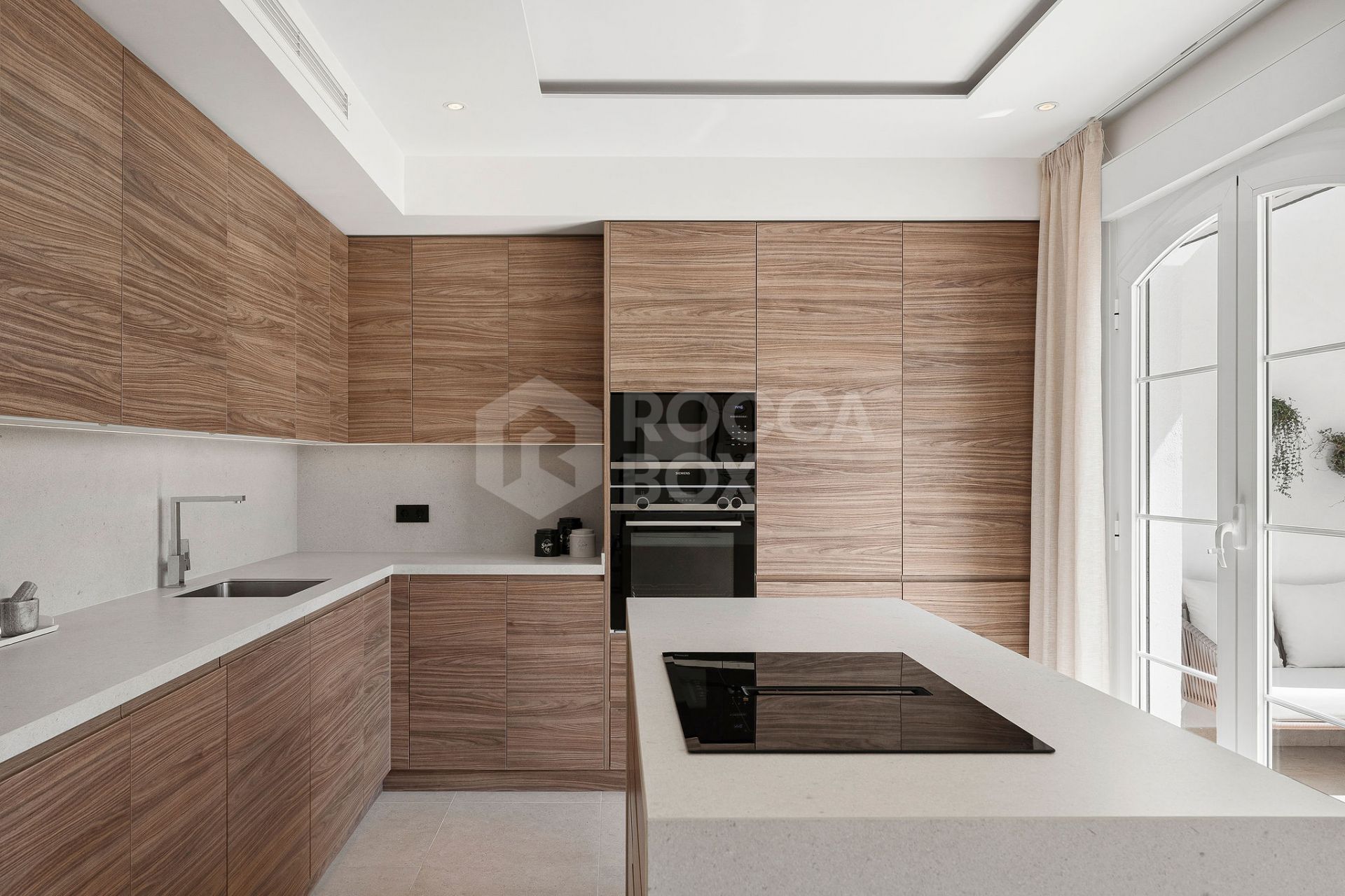 Welcome to this stunning and fully renovated penthouse with panoramic views over Higueral Golf, the mountains and the sea!