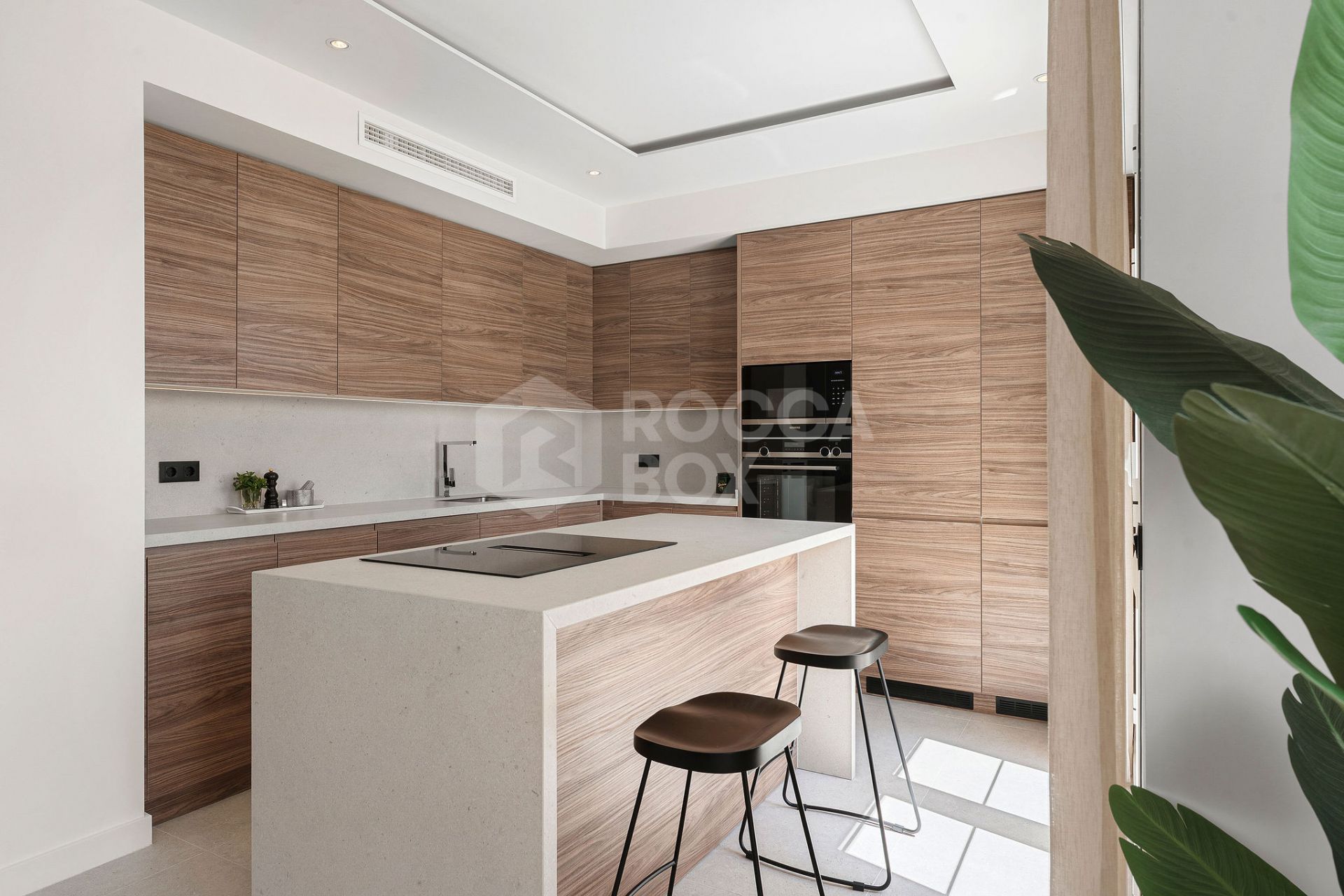 Welcome to this stunning and fully renovated penthouse with panoramic views over Higueral Golf, the mountains and the sea!