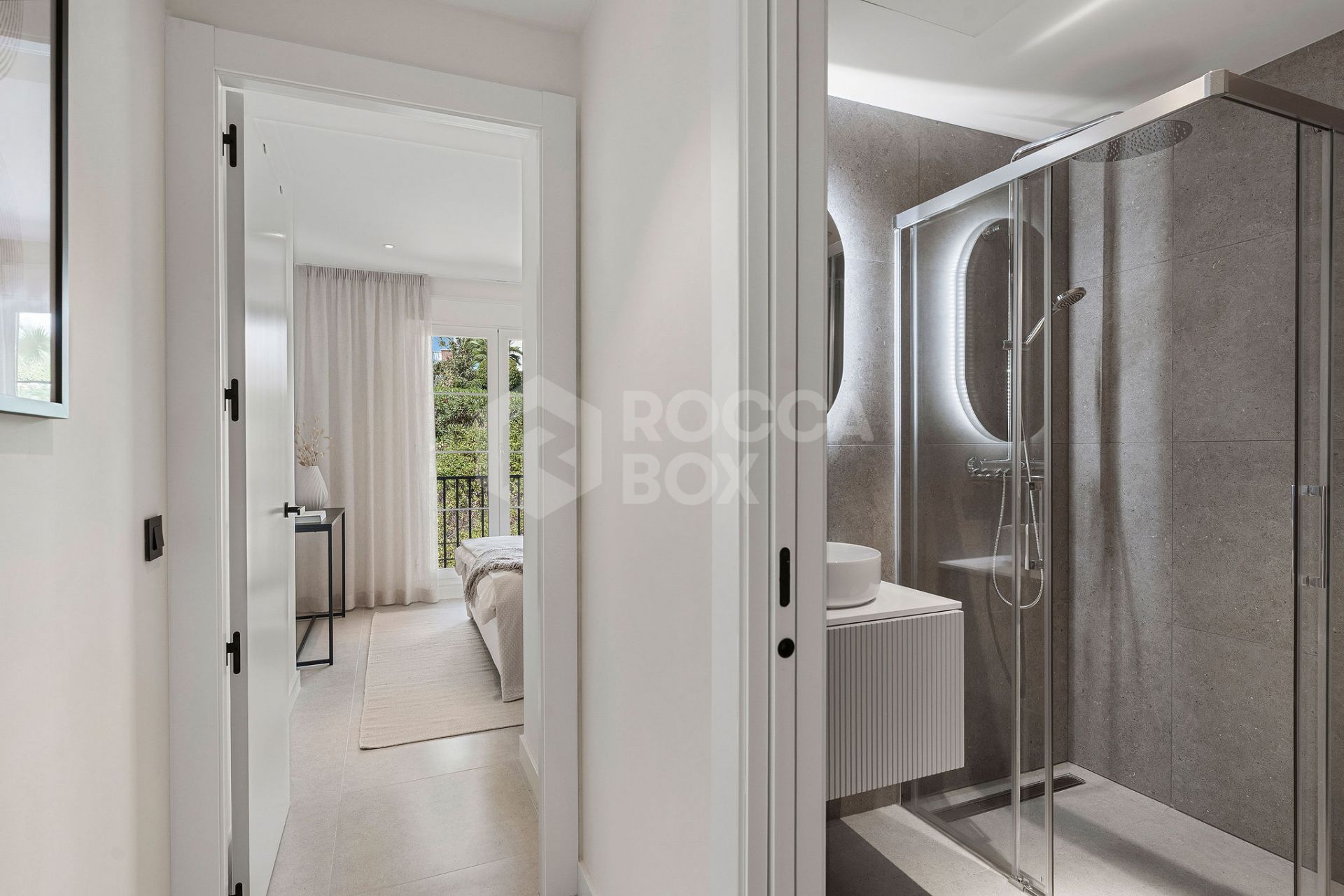 Welcome to this stunning and fully renovated penthouse with panoramic views over Higueral Golf, the mountains and the sea!