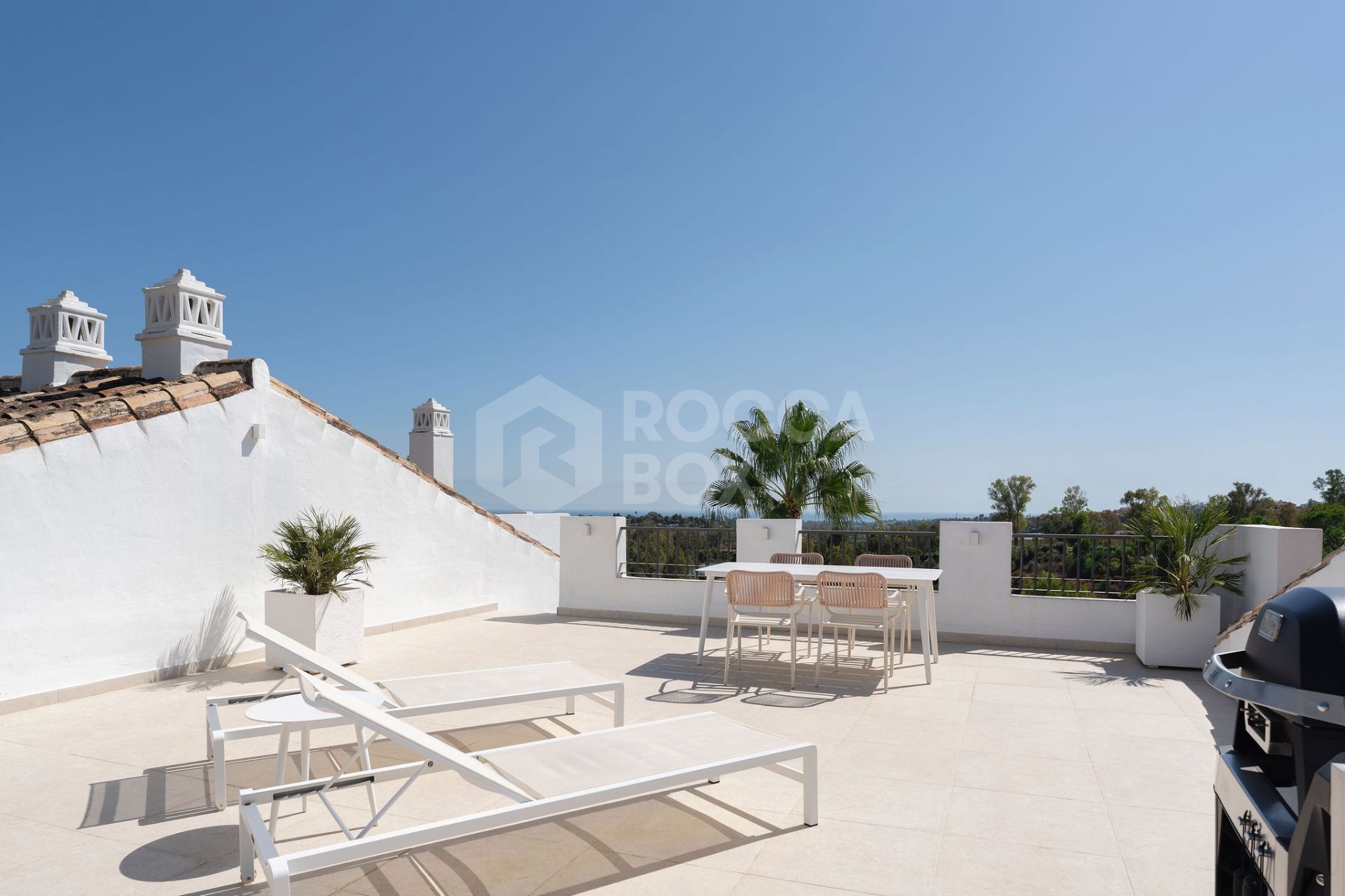 Welcome to this stunning and fully renovated penthouse with panoramic views over Higueral Golf, the mountains and the sea!