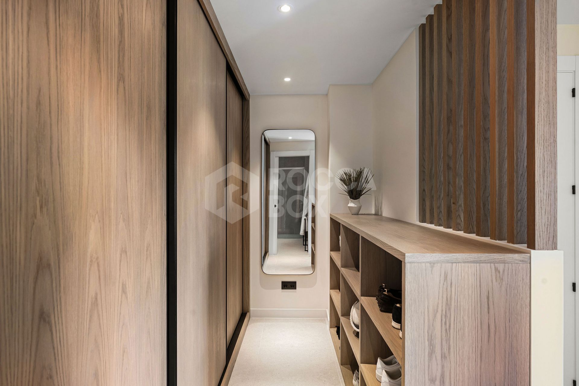 Welcome to this stunning and fully renovated penthouse with panoramic views over Higueral Golf, the mountains and the sea!