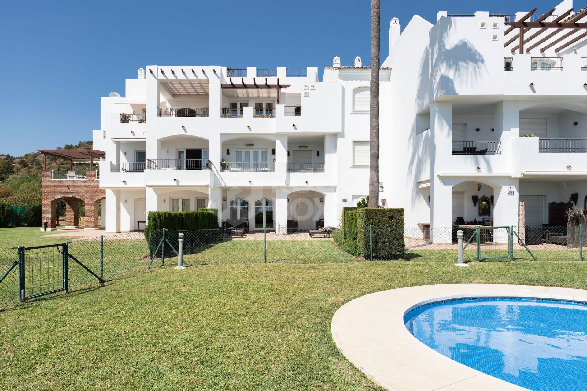 Welcome to this stunning and fully renovated penthouse with panoramic views over Higueral Golf, the mountains and the sea!