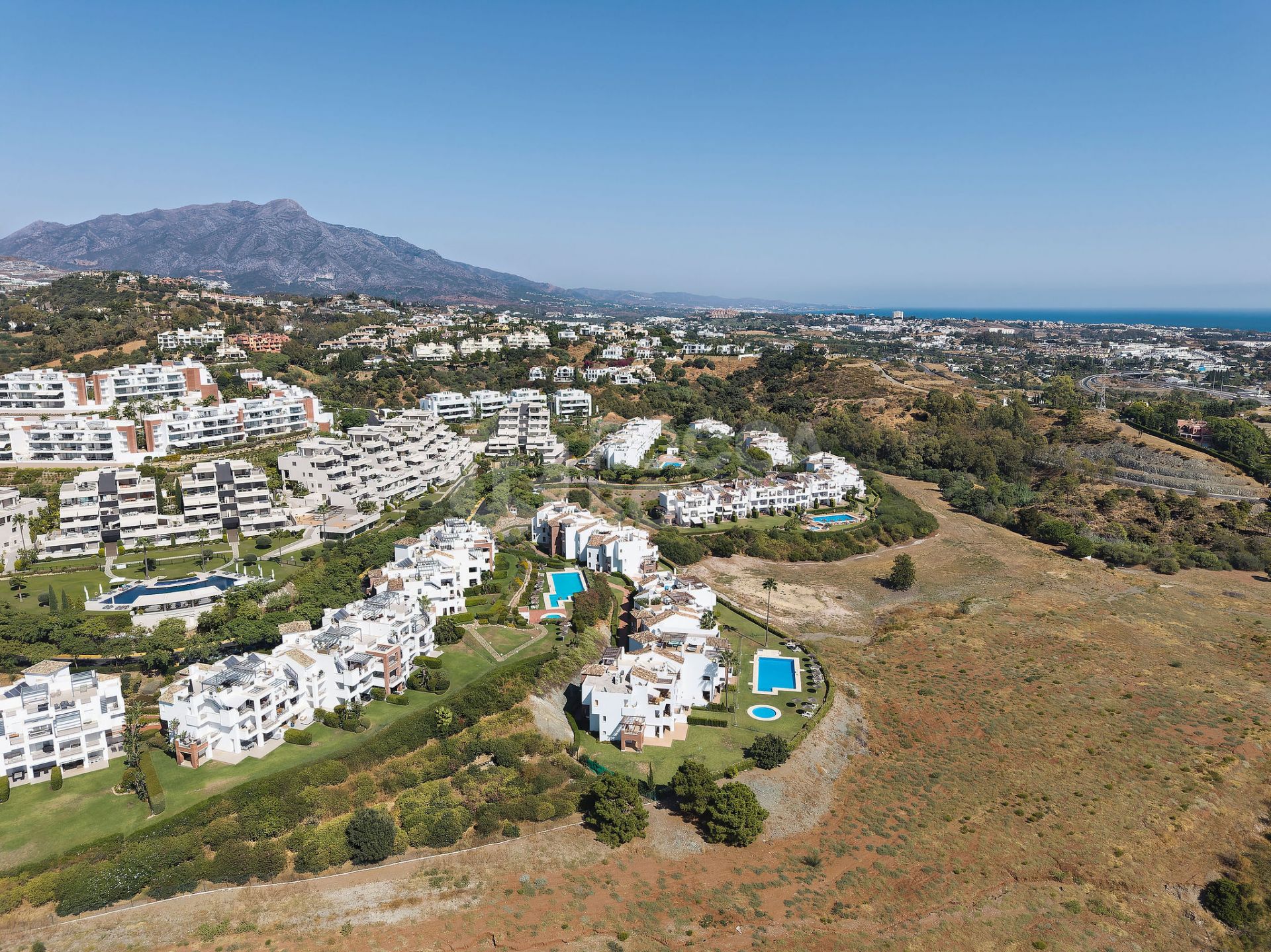 Welcome to this stunning and fully renovated penthouse with panoramic views over Higueral Golf, the mountains and the sea!