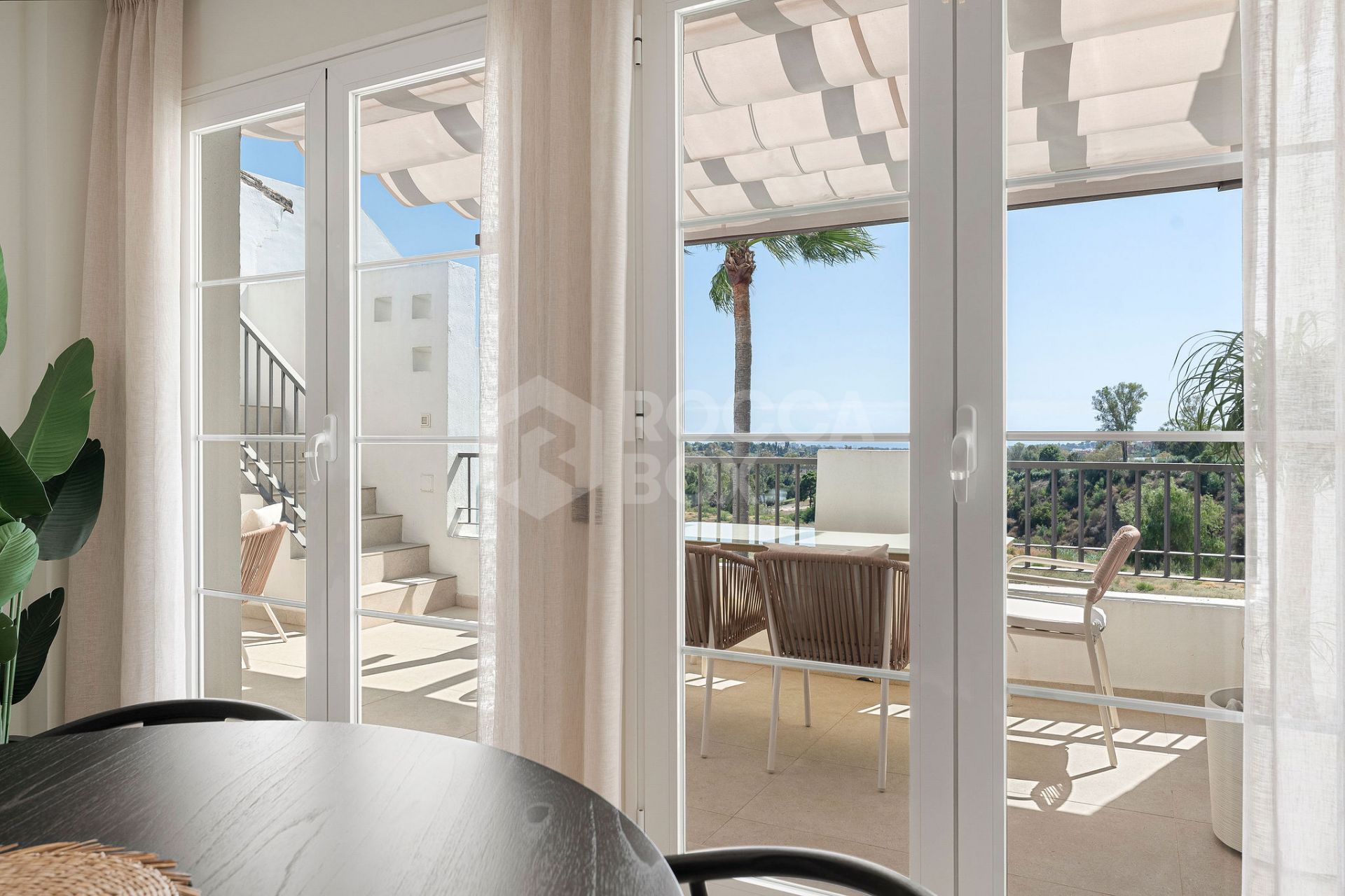 Welcome to this stunning and fully renovated penthouse with panoramic views over Higueral Golf, the mountains and the sea!