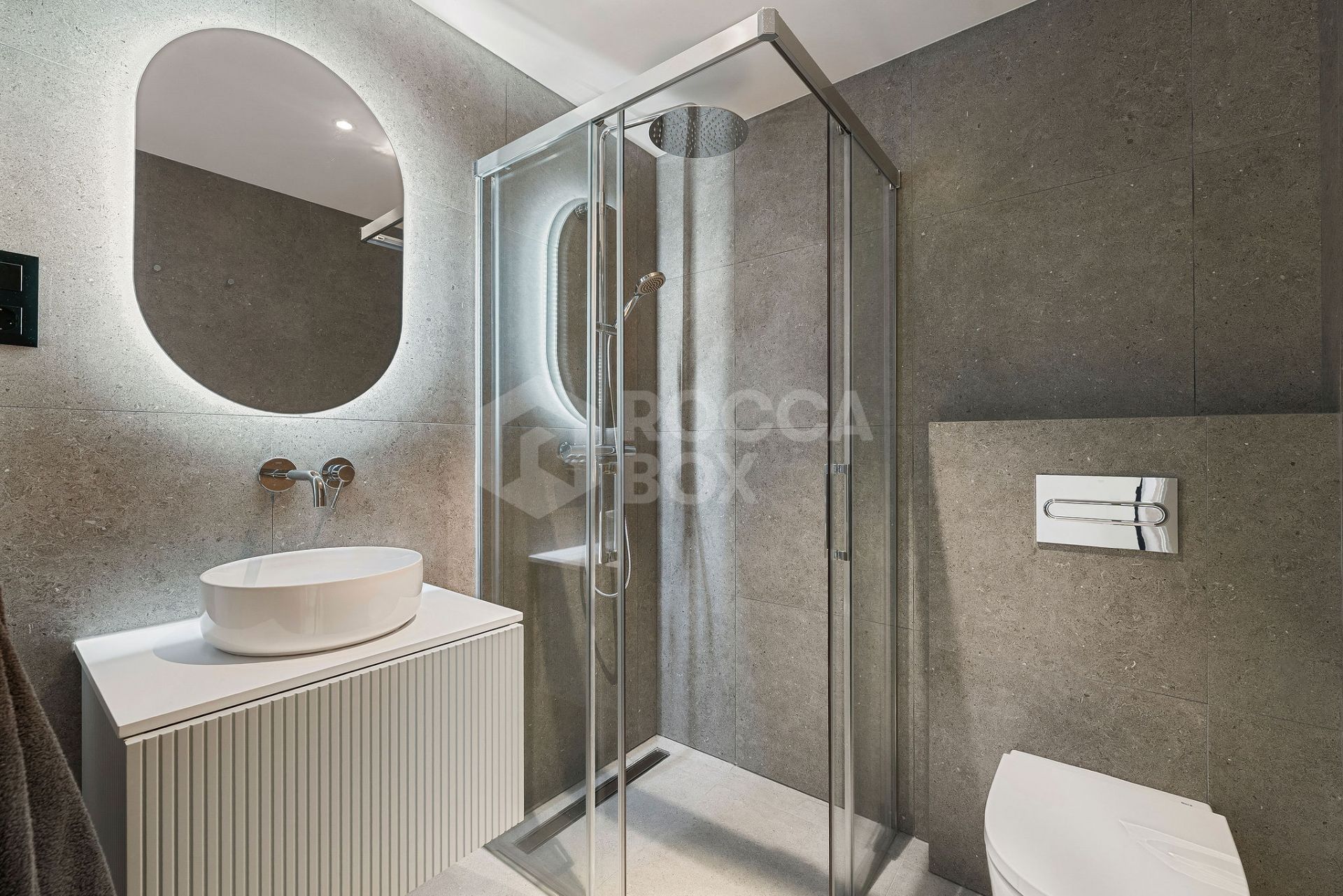 Welcome to this stunning and fully renovated penthouse with panoramic views over Higueral Golf, the mountains and the sea!