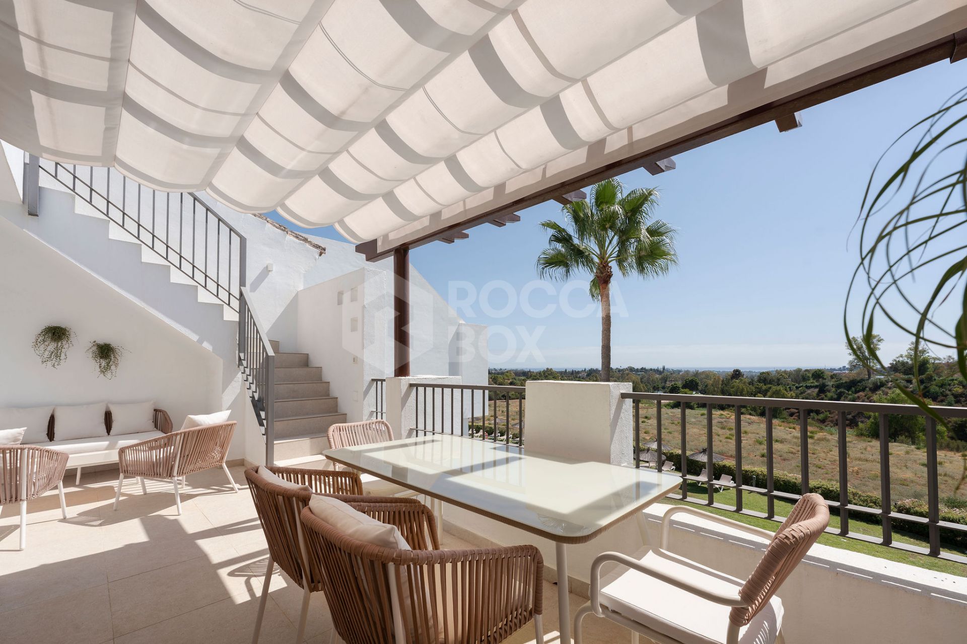 Welcome to this stunning and fully renovated penthouse with panoramic views over Higueral Golf, the mountains and the sea!