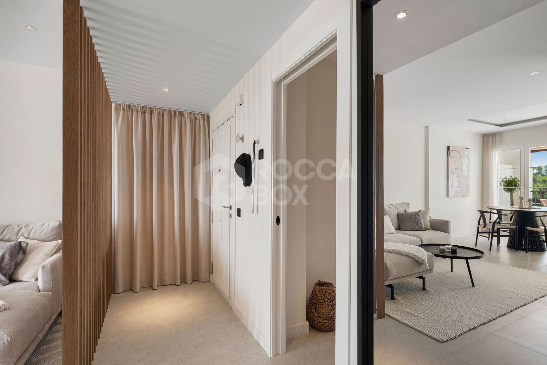 Welcome to this stunning and fully renovated penthouse with panoramic views over Higueral Golf, the mountains and the sea!