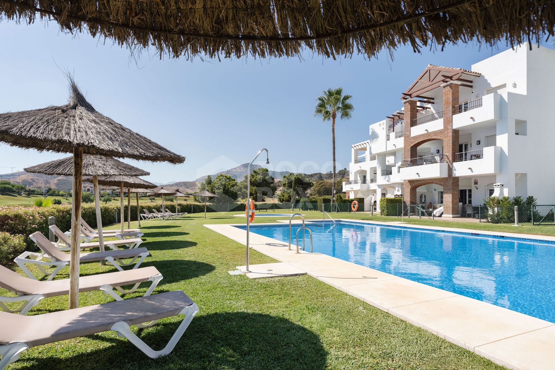 Welcome to this stunning and fully renovated penthouse with panoramic views over Higueral Golf, the mountains and the sea!