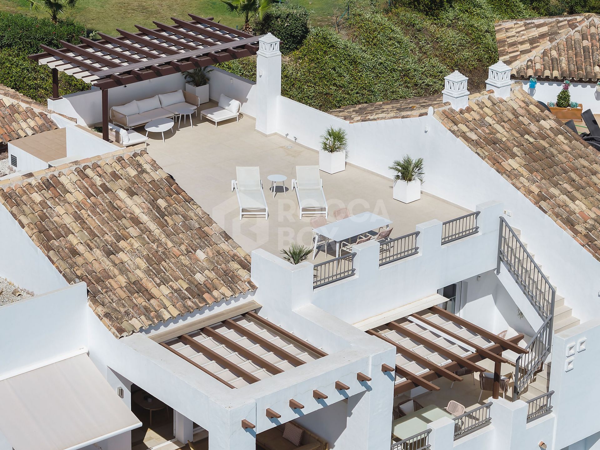 Welcome to this stunning and fully renovated penthouse with panoramic views over Higueral Golf, the mountains and the sea!