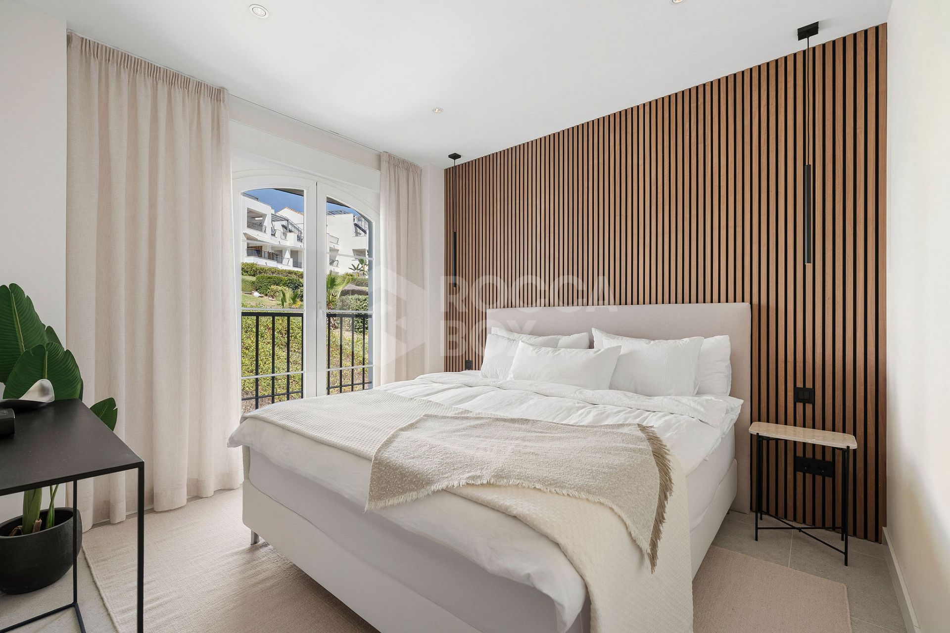 Welcome to this stunning and fully renovated penthouse with panoramic views over Higueral Golf, the mountains and the sea!