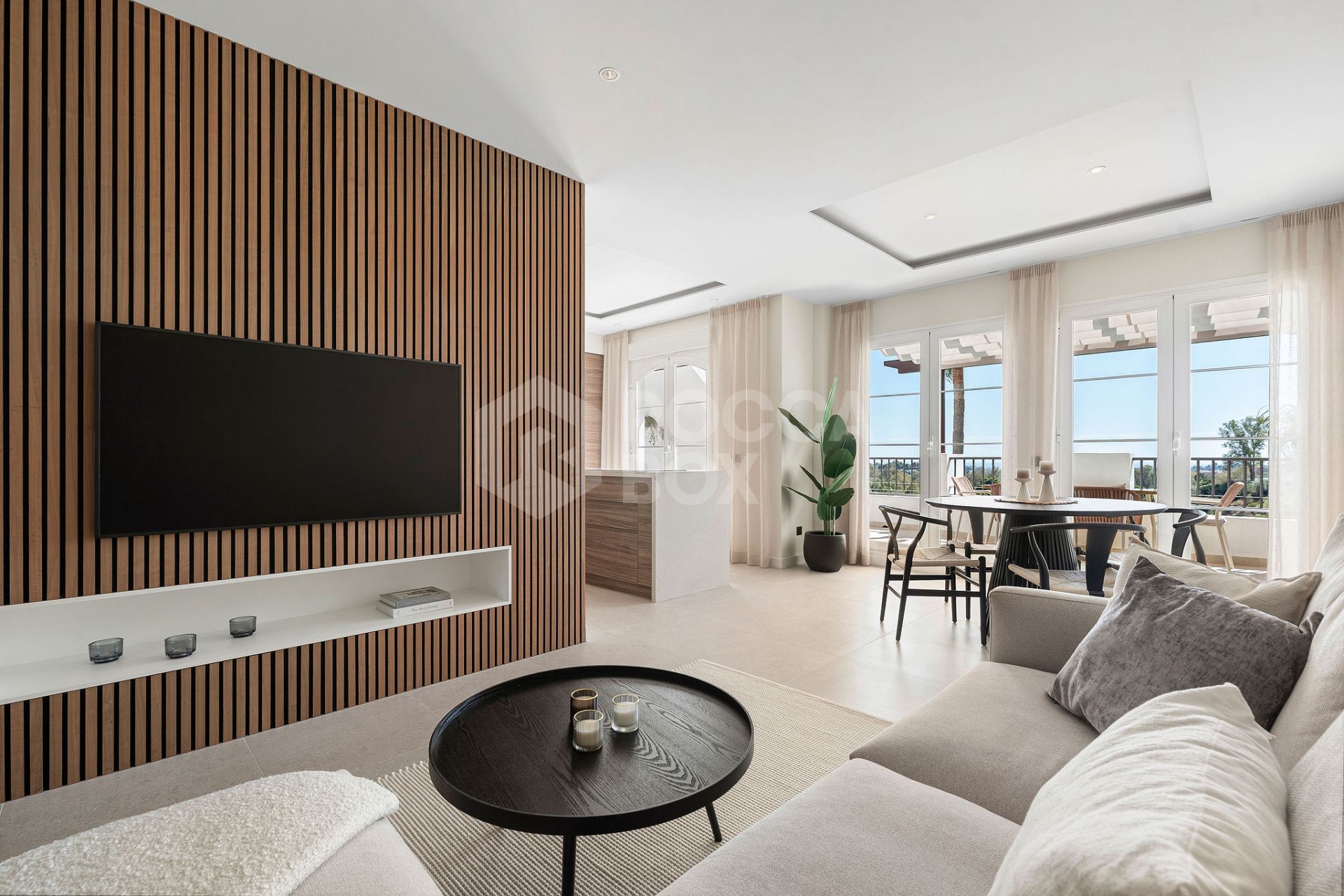 Welcome to this stunning and fully renovated penthouse with panoramic views over Higueral Golf, the mountains and the sea!