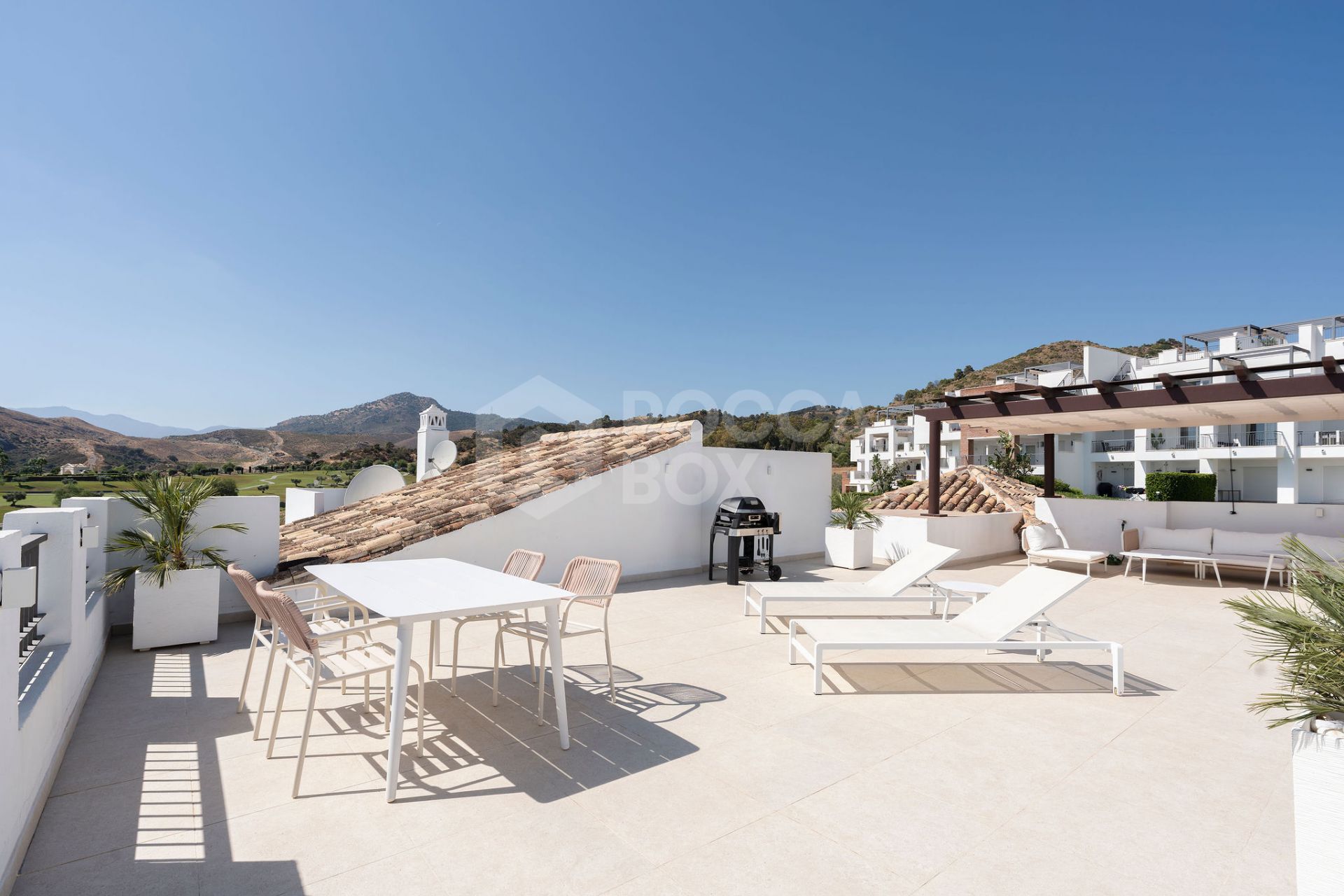 Welcome to this stunning and fully renovated penthouse with panoramic views over Higueral Golf, the mountains and the sea!