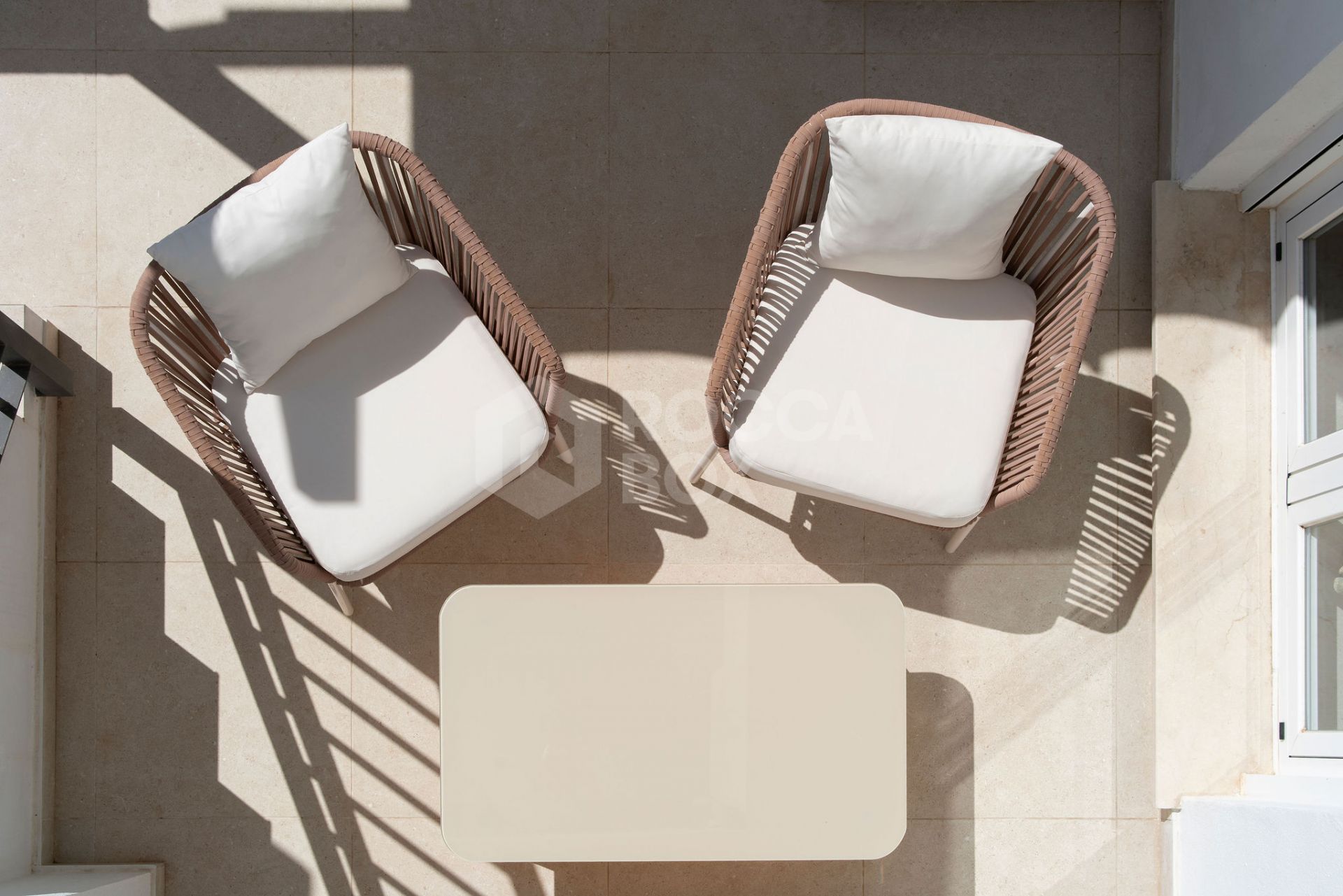 Welcome to this stunning and fully renovated penthouse with panoramic views over Higueral Golf, the mountains and the sea!