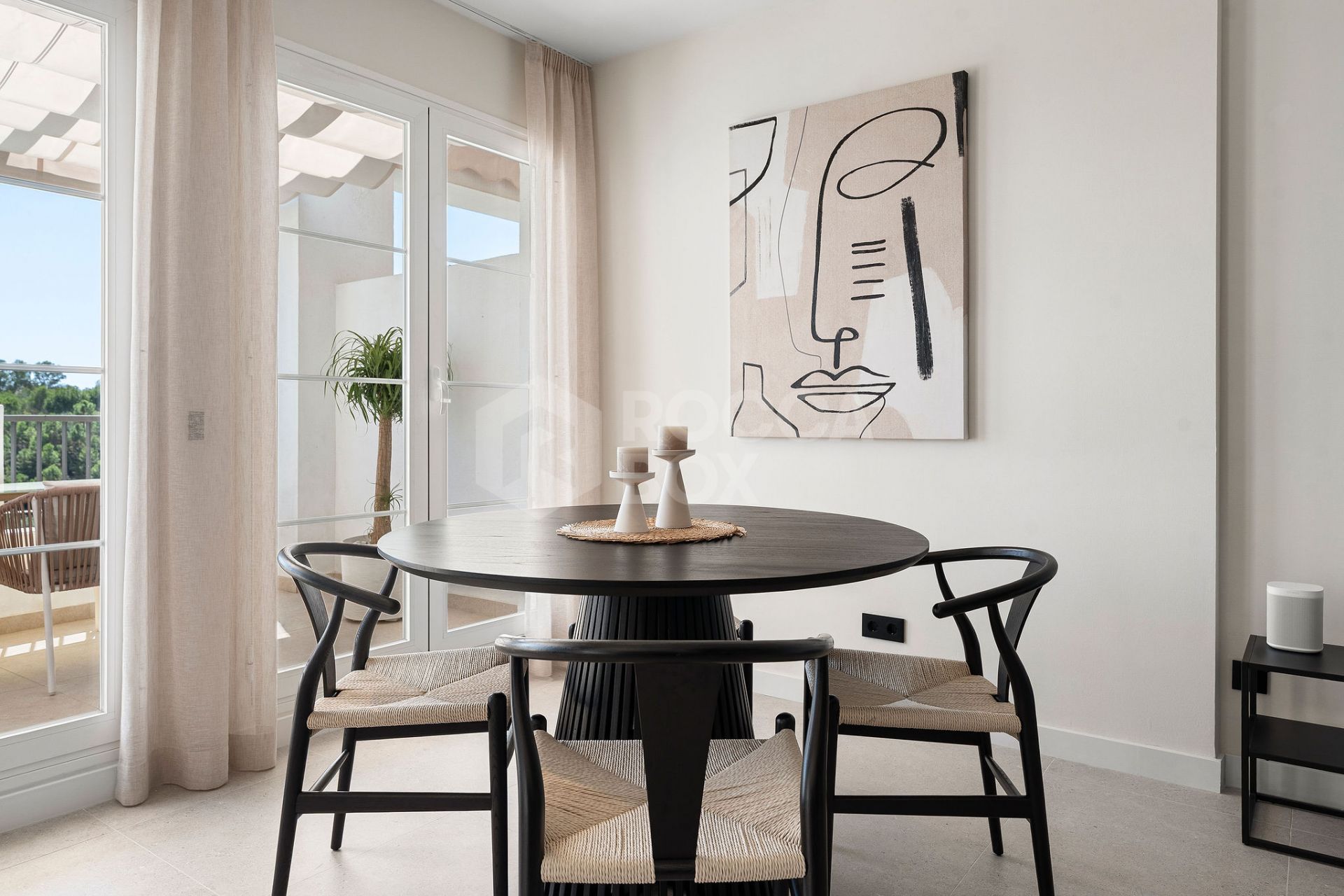 Welcome to this stunning and fully renovated penthouse with panoramic views over Higueral Golf, the mountains and the sea!