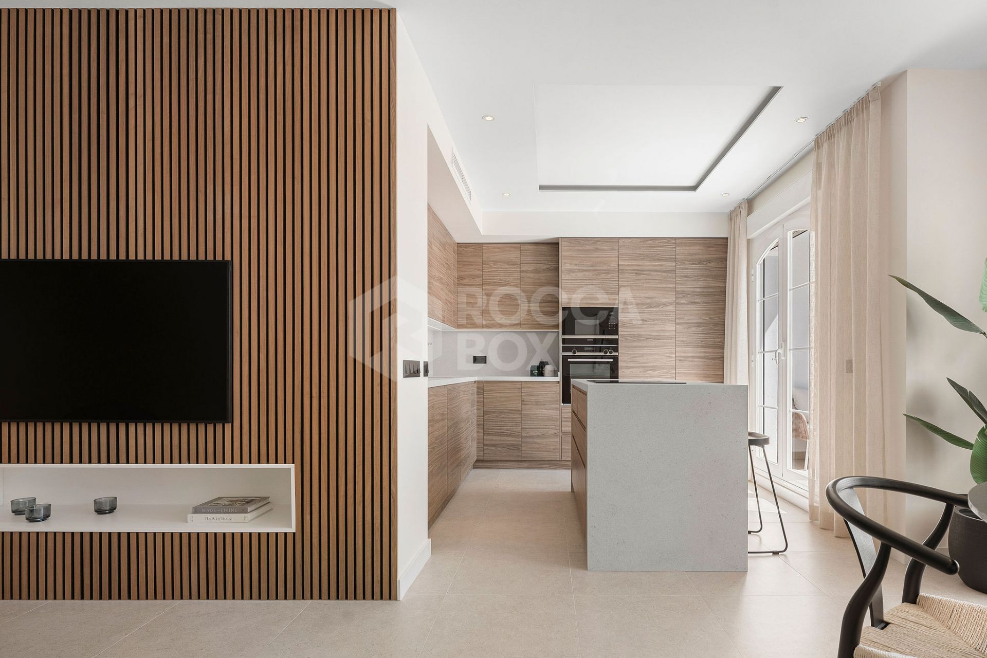 Welcome to this stunning and fully renovated penthouse with panoramic views over Higueral Golf, the mountains and the sea!