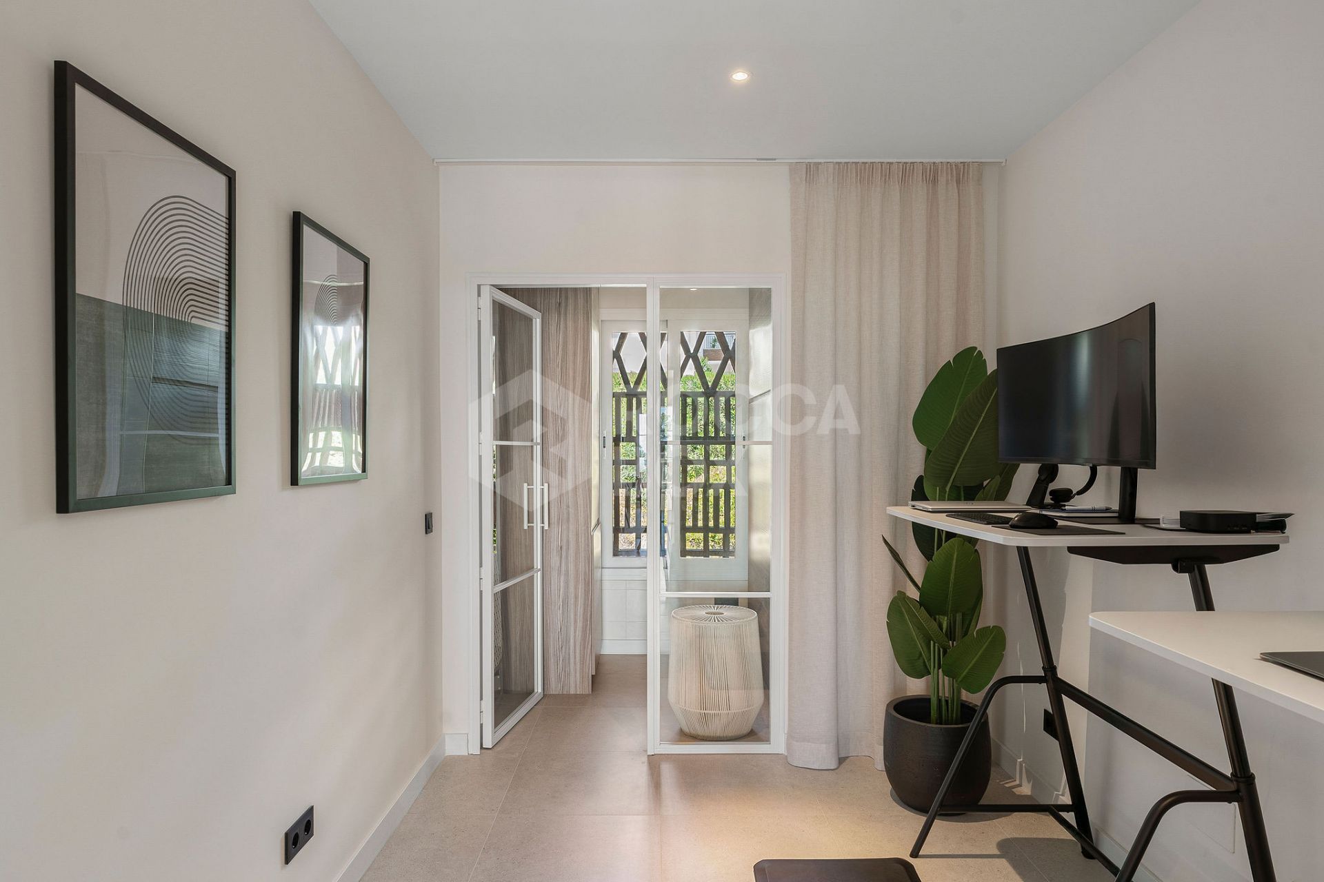 Welcome to this stunning and fully renovated penthouse with panoramic views over Higueral Golf, the mountains and the sea!