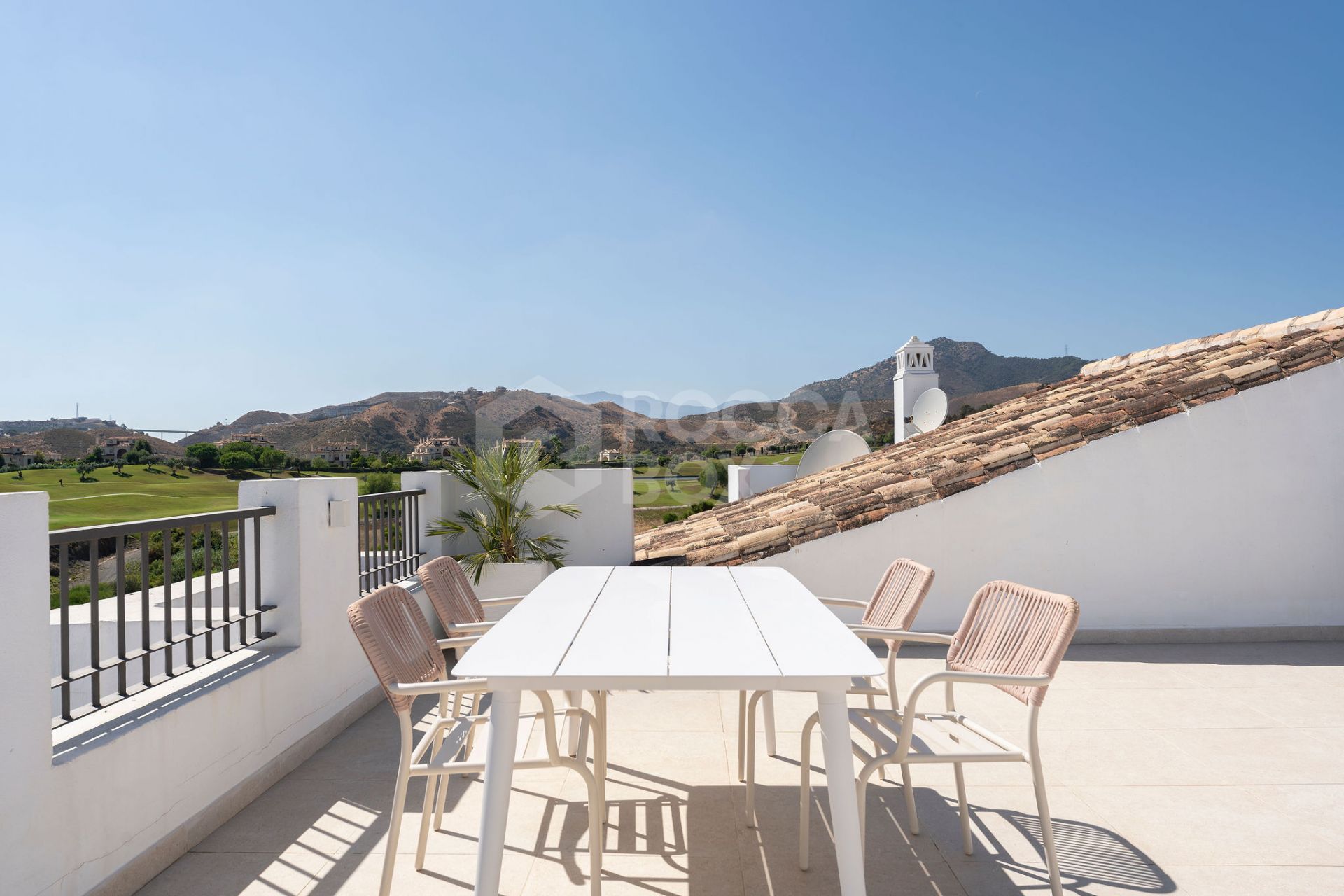 Welcome to this stunning and fully renovated penthouse with panoramic views over Higueral Golf, the mountains and the sea!