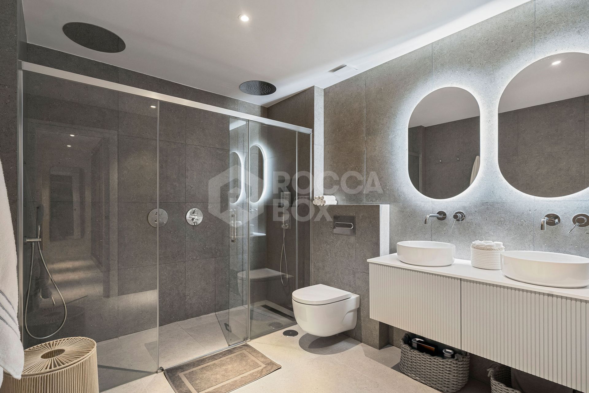 Welcome to this stunning and fully renovated penthouse with panoramic views over Higueral Golf, the mountains and the sea!