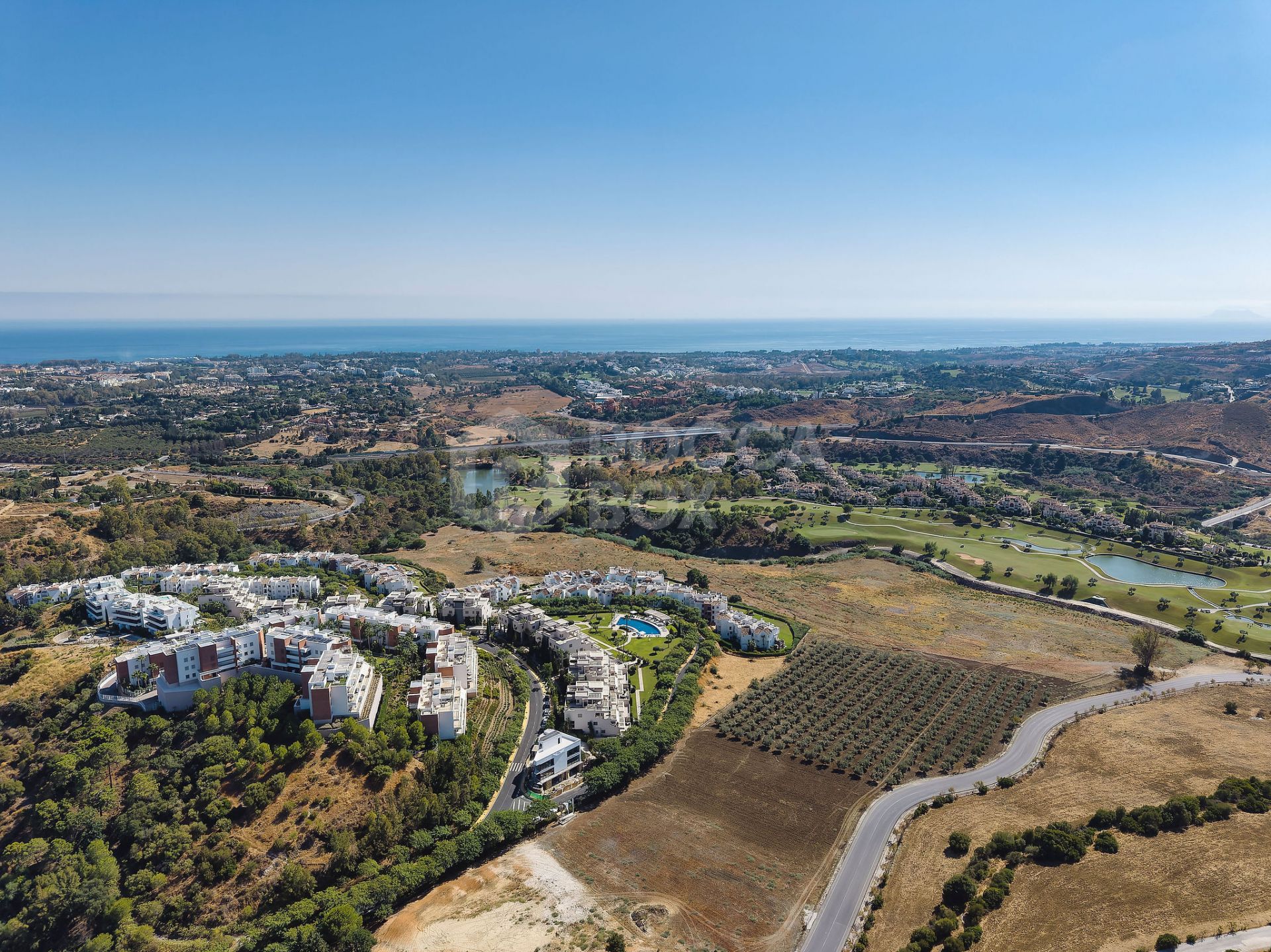 Welcome to this stunning and fully renovated penthouse with panoramic views over Higueral Golf, the mountains and the sea!