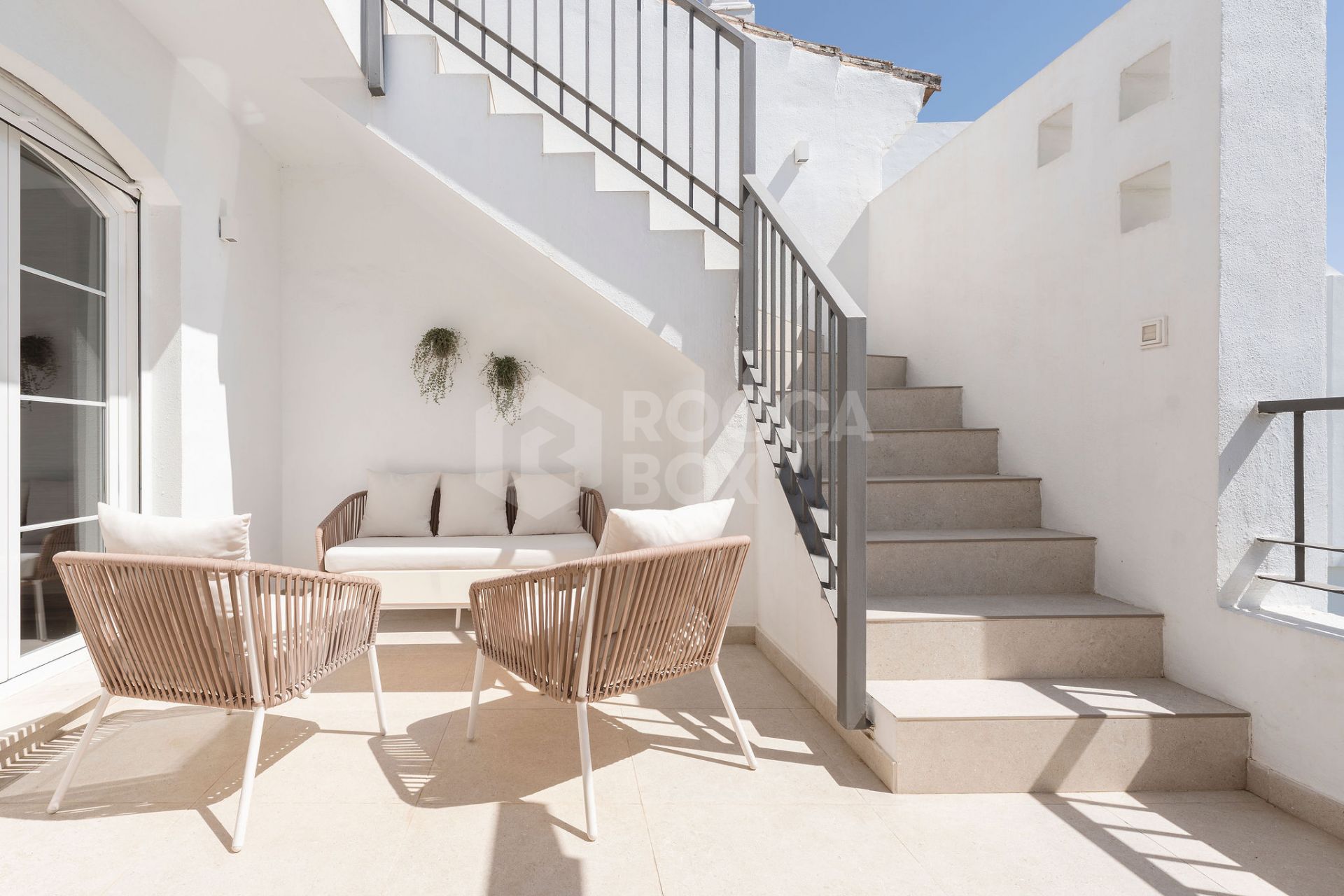 Welcome to this stunning and fully renovated penthouse with panoramic views over Higueral Golf, the mountains and the sea!