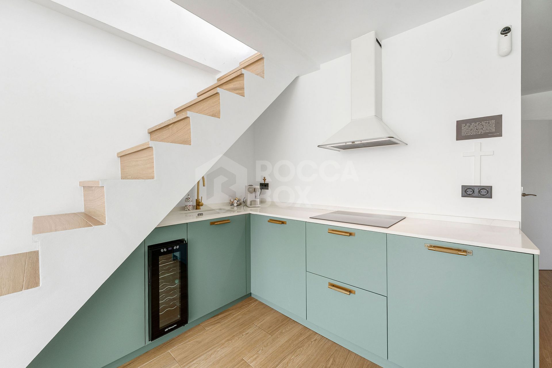 Welcome to this beautifully renovated 2 bedroom top floor apartment with amazing views in Nueva Andalucía!