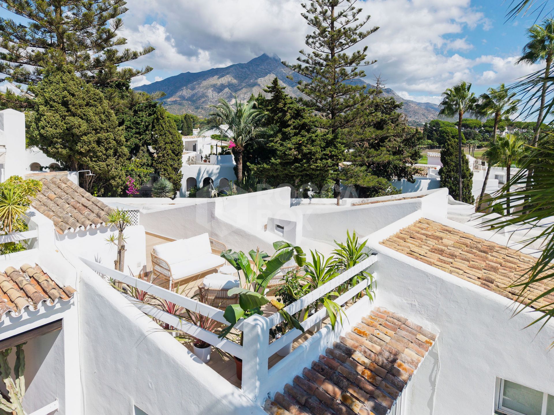 Welcome to this beautifully renovated 2 bedroom top floor apartment with amazing views in Nueva Andalucía!
