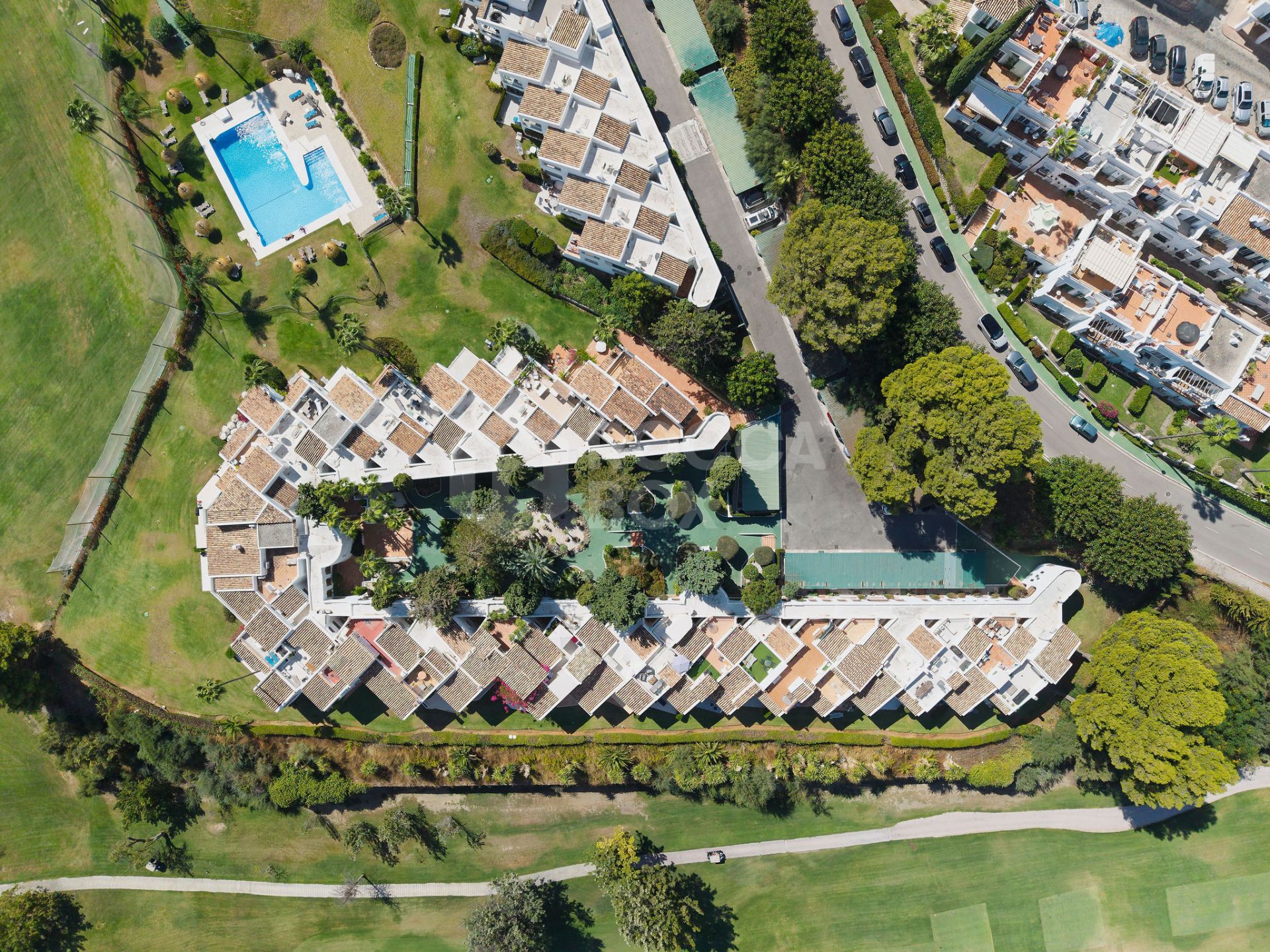 Welcome to this beautifully renovated 2 bedroom top floor apartment with amazing views in Nueva Andalucía!