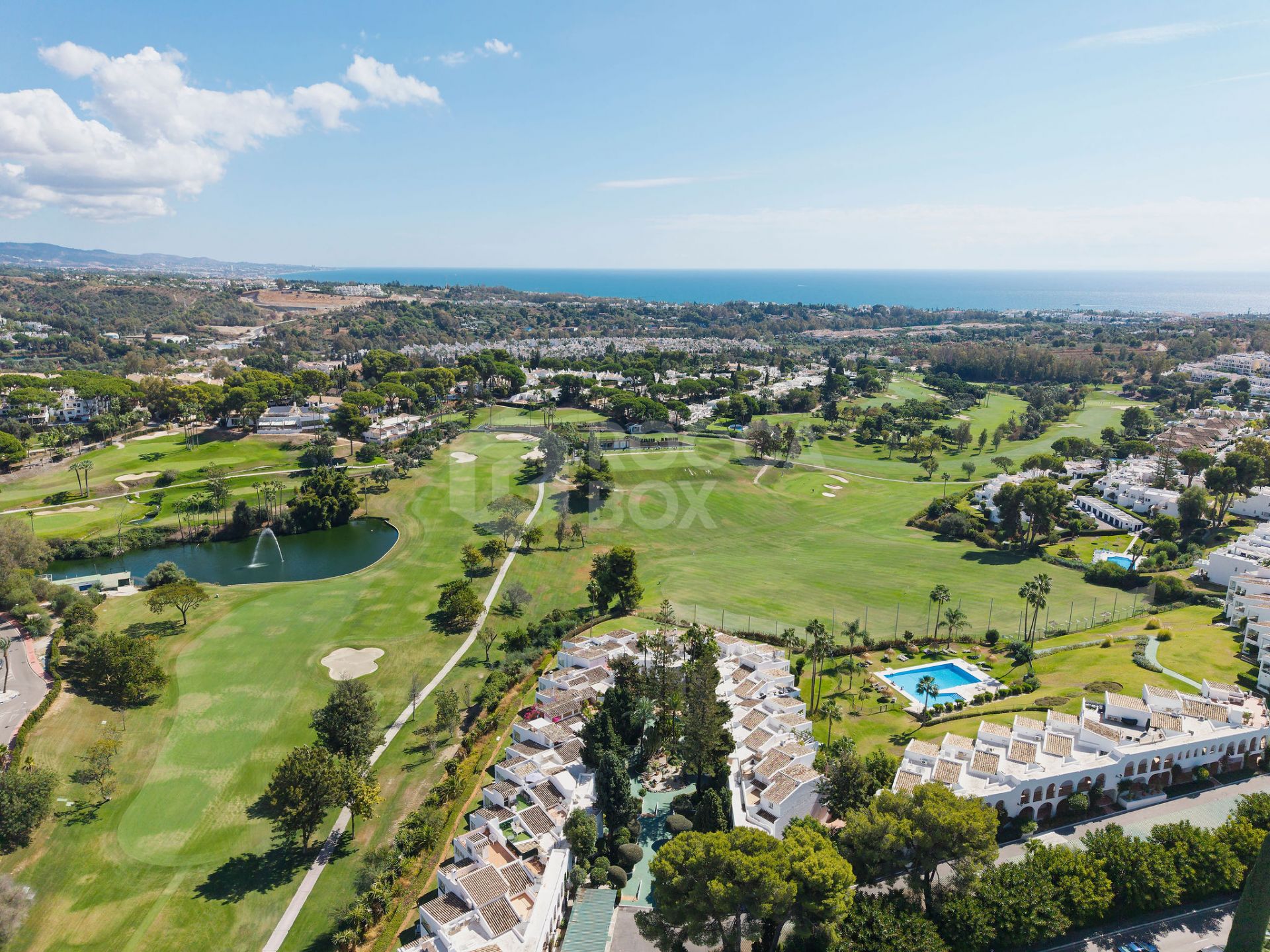 Welcome to this beautifully renovated 2 bedroom top floor apartment with amazing views in Nueva Andalucía!