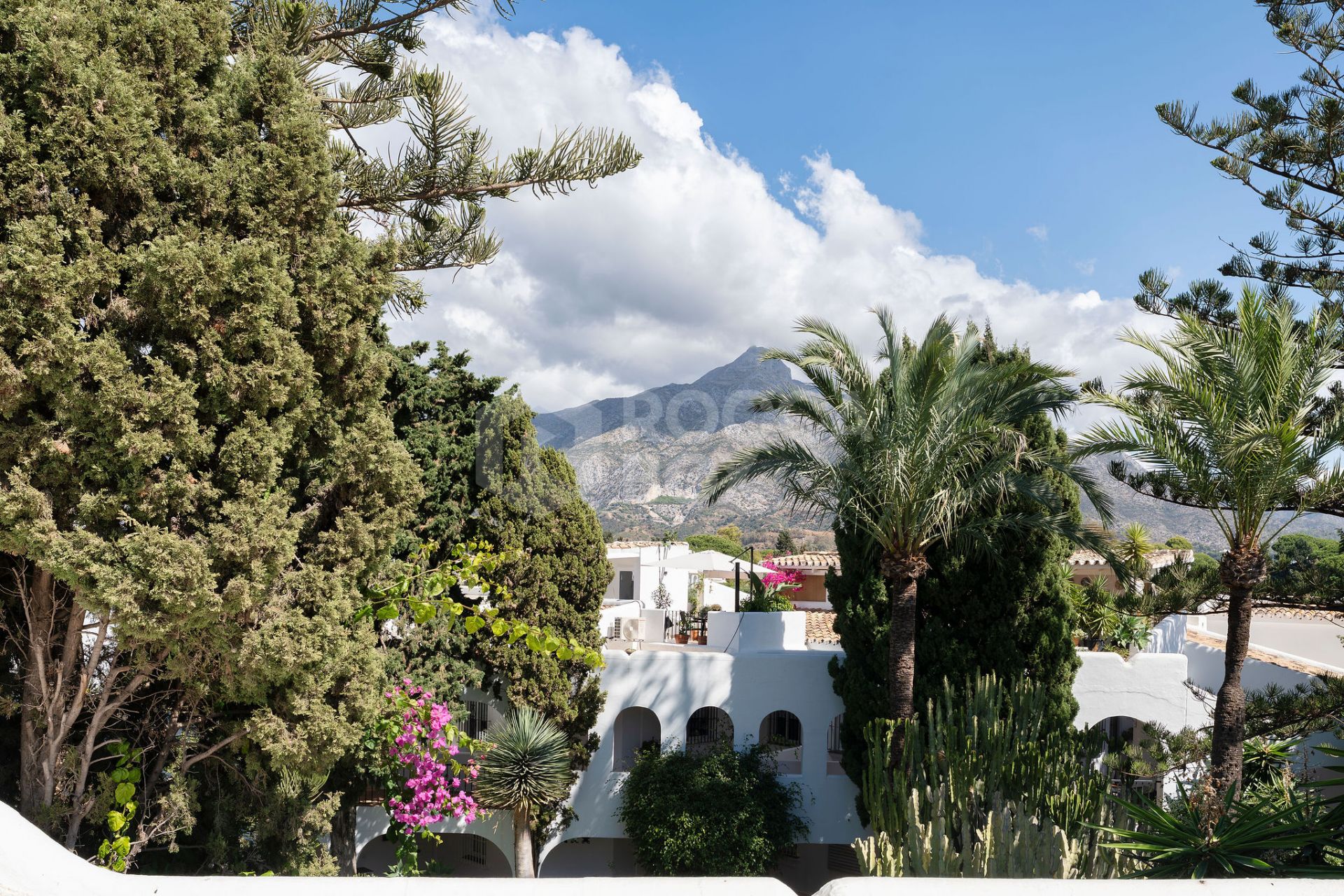 Welcome to this beautifully renovated 2 bedroom top floor apartment with amazing views in Nueva Andalucía!