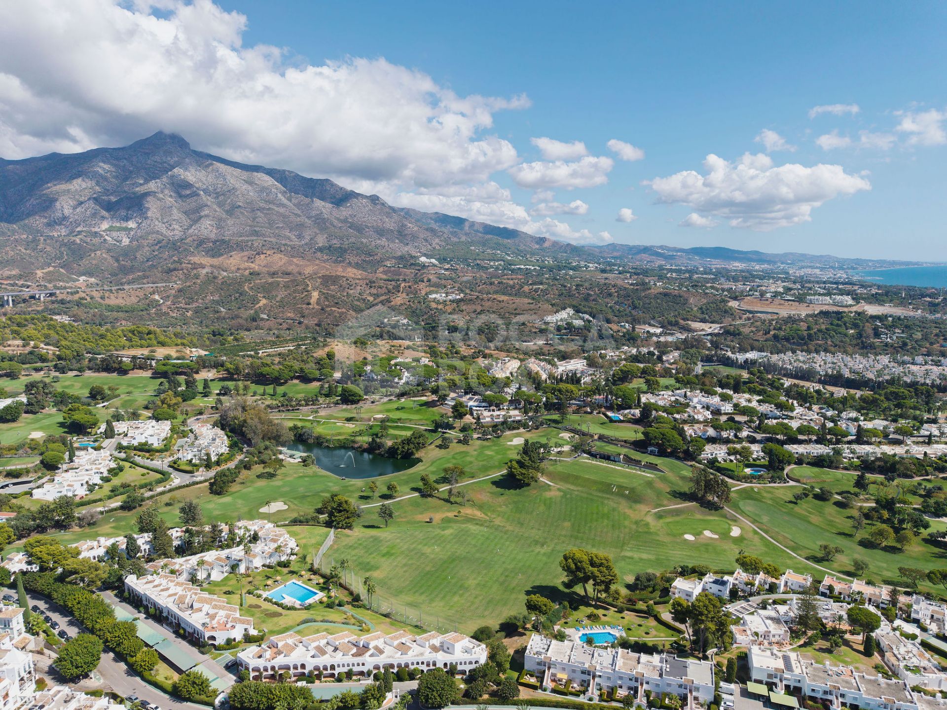 Welcome to this beautifully renovated 2 bedroom top floor apartment with amazing views in Nueva Andalucía!