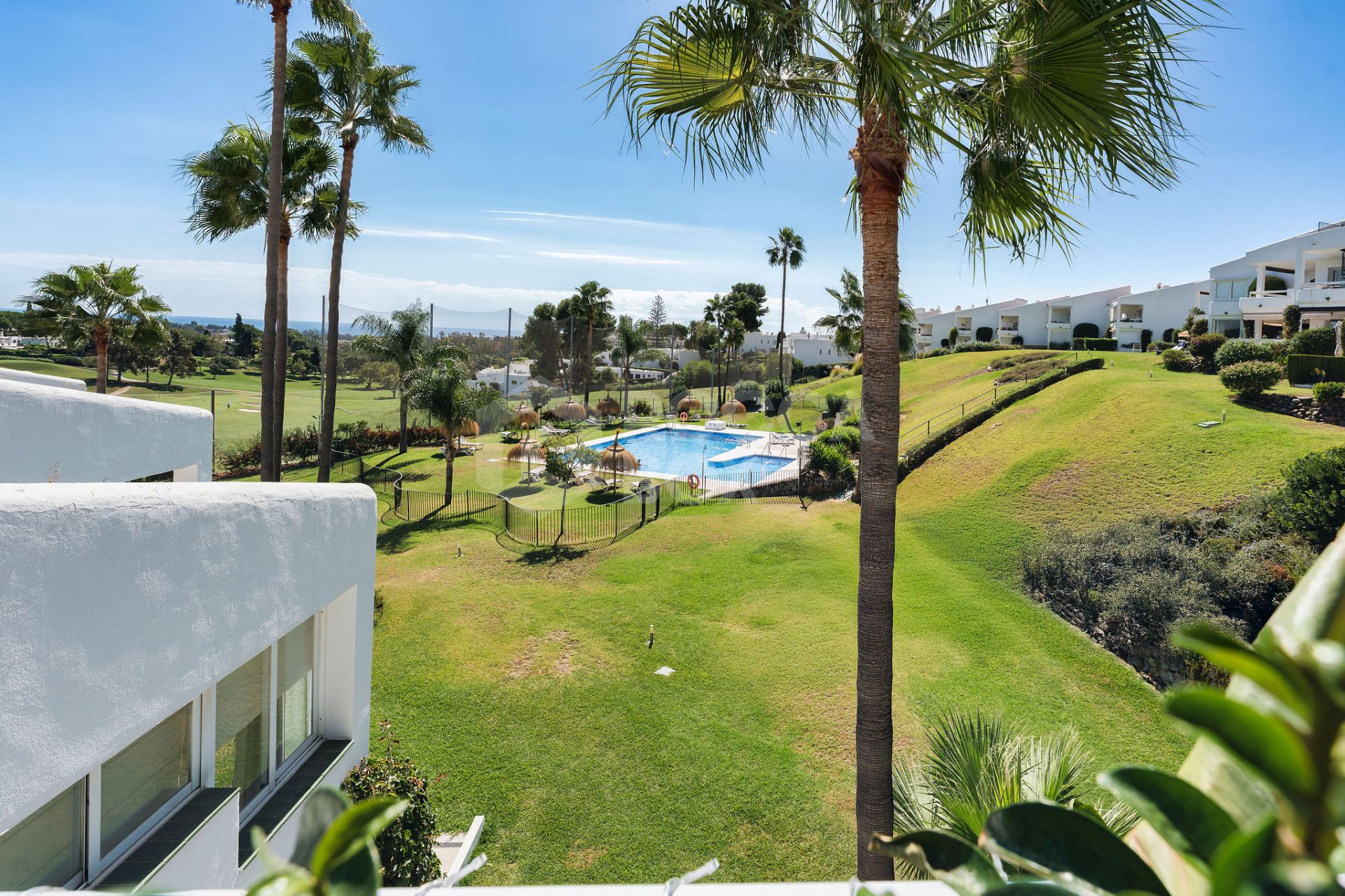 Welcome to this beautifully renovated 2 bedroom top floor apartment with amazing views in Nueva Andalucía!