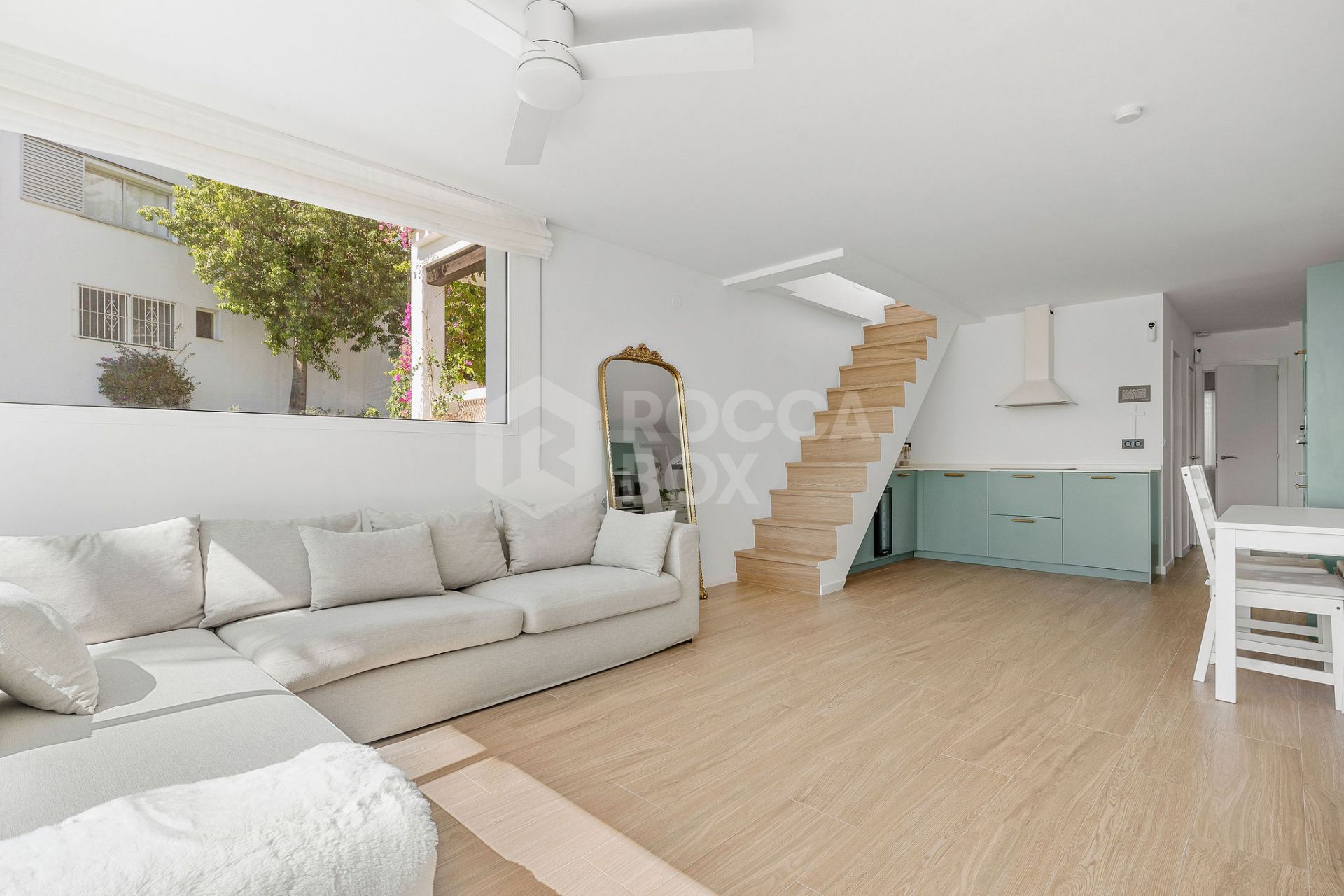 Welcome to this beautifully renovated 2 bedroom top floor apartment with amazing views in Nueva Andalucía!