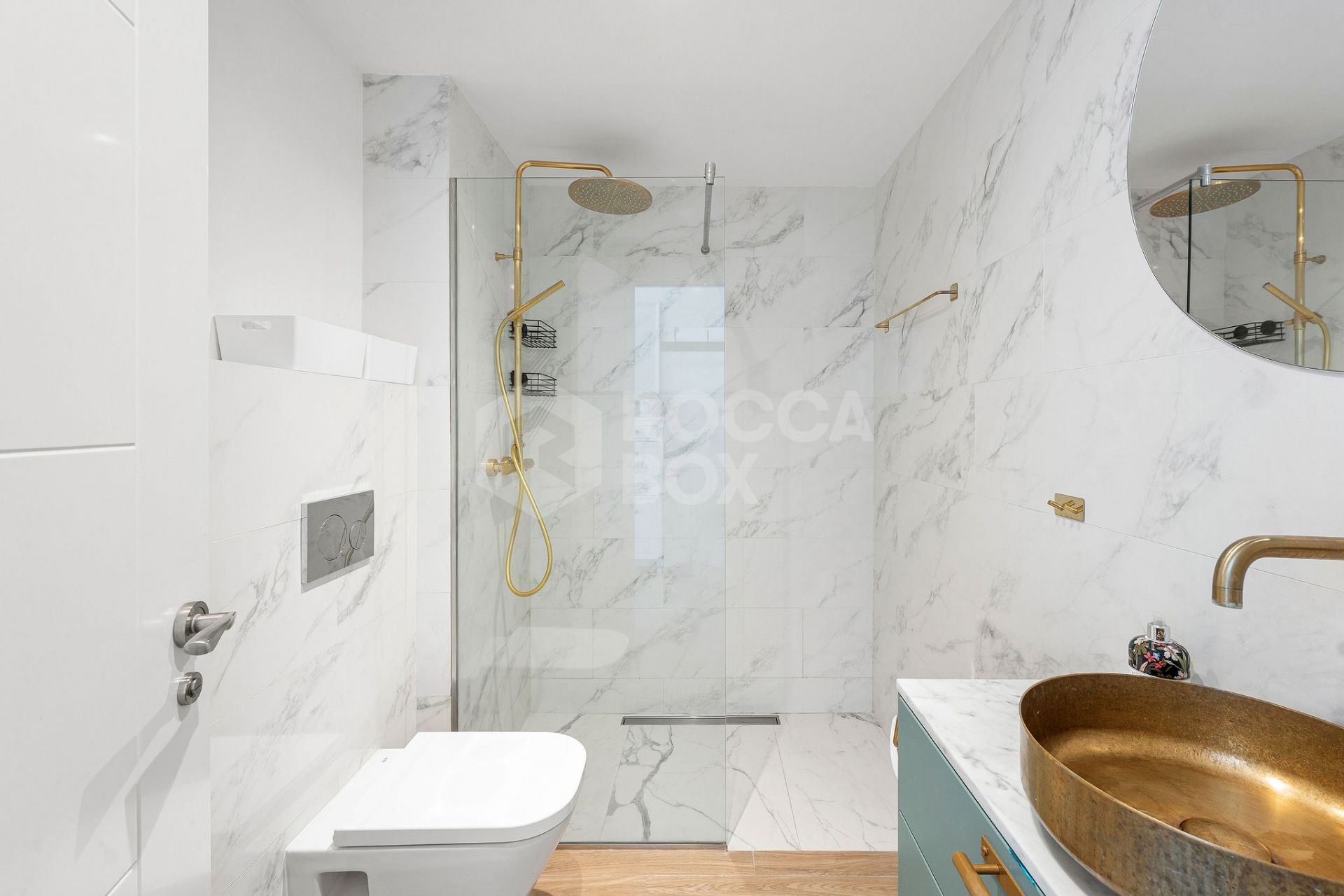 Welcome to this beautifully renovated 2 bedroom top floor apartment with amazing views in Nueva Andalucía!