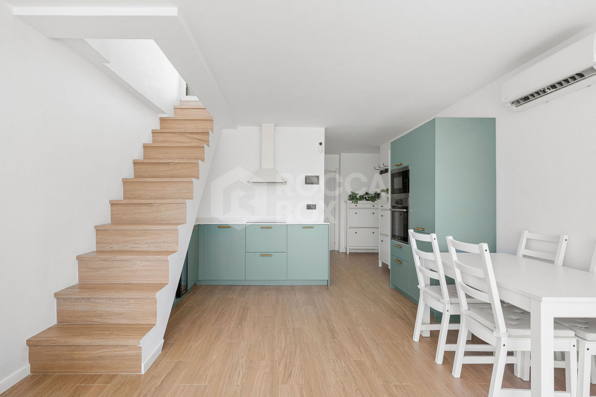 Welcome to this beautifully renovated 2 bedroom top floor apartment with amazing views in Nueva Andalucía!