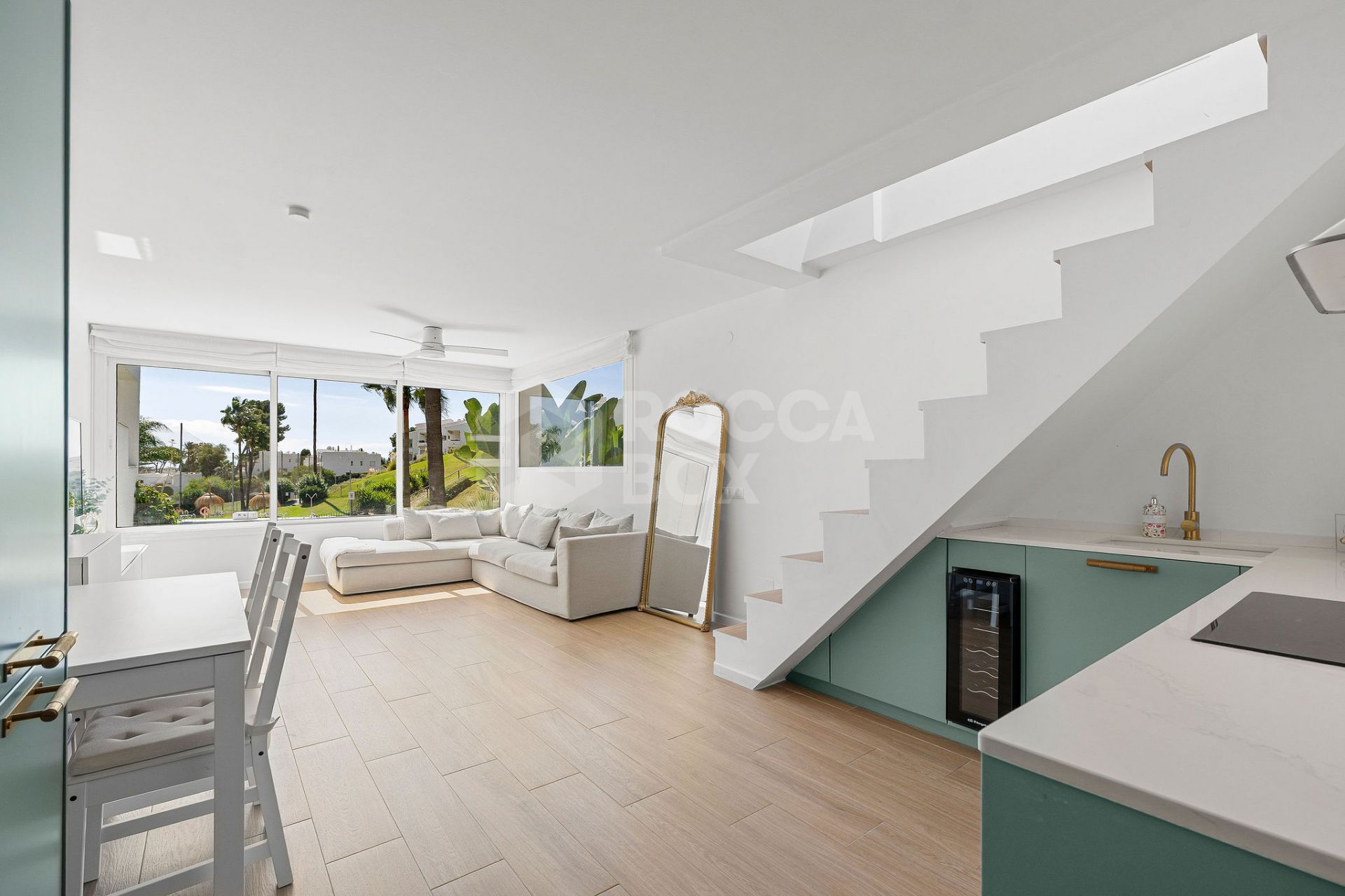 Welcome to this beautifully renovated 2 bedroom top floor apartment with amazing views in Nueva Andalucía!