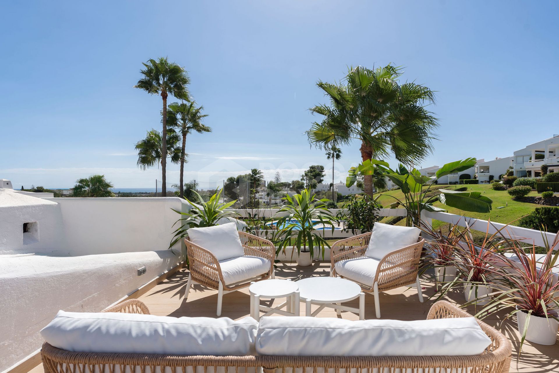 Welcome to this beautifully renovated 2 bedroom top floor apartment with amazing views in Nueva Andalucía!