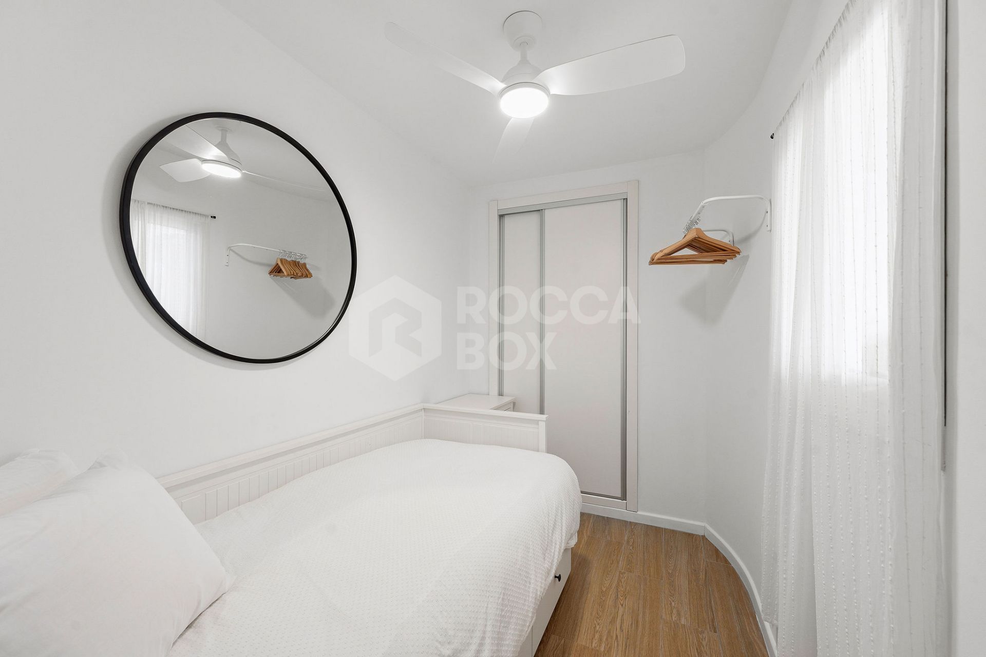 Welcome to this beautifully renovated 2 bedroom top floor apartment with amazing views in Nueva Andalucía!