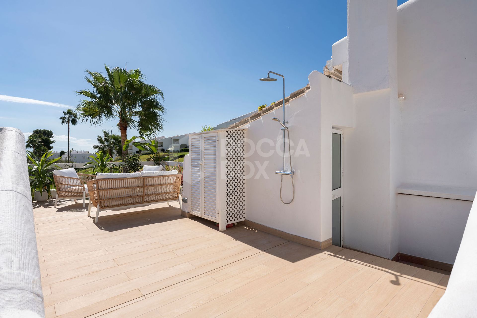 Welcome to this beautifully renovated 2 bedroom top floor apartment with amazing views in Nueva Andalucía!