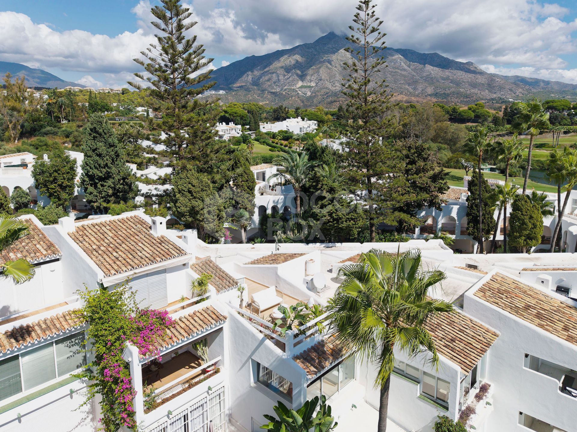Welcome to this beautifully renovated 2 bedroom top floor apartment with amazing views in Nueva Andalucía!