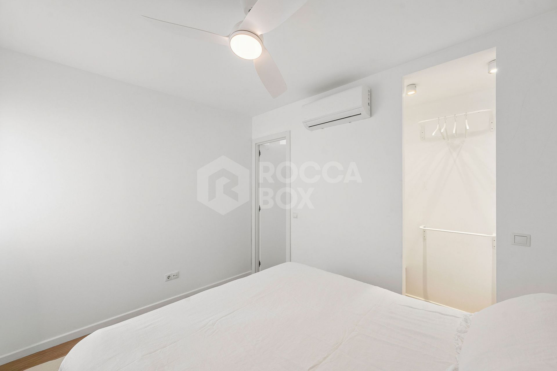 Welcome to this beautifully renovated 2 bedroom top floor apartment with amazing views in Nueva Andalucía!