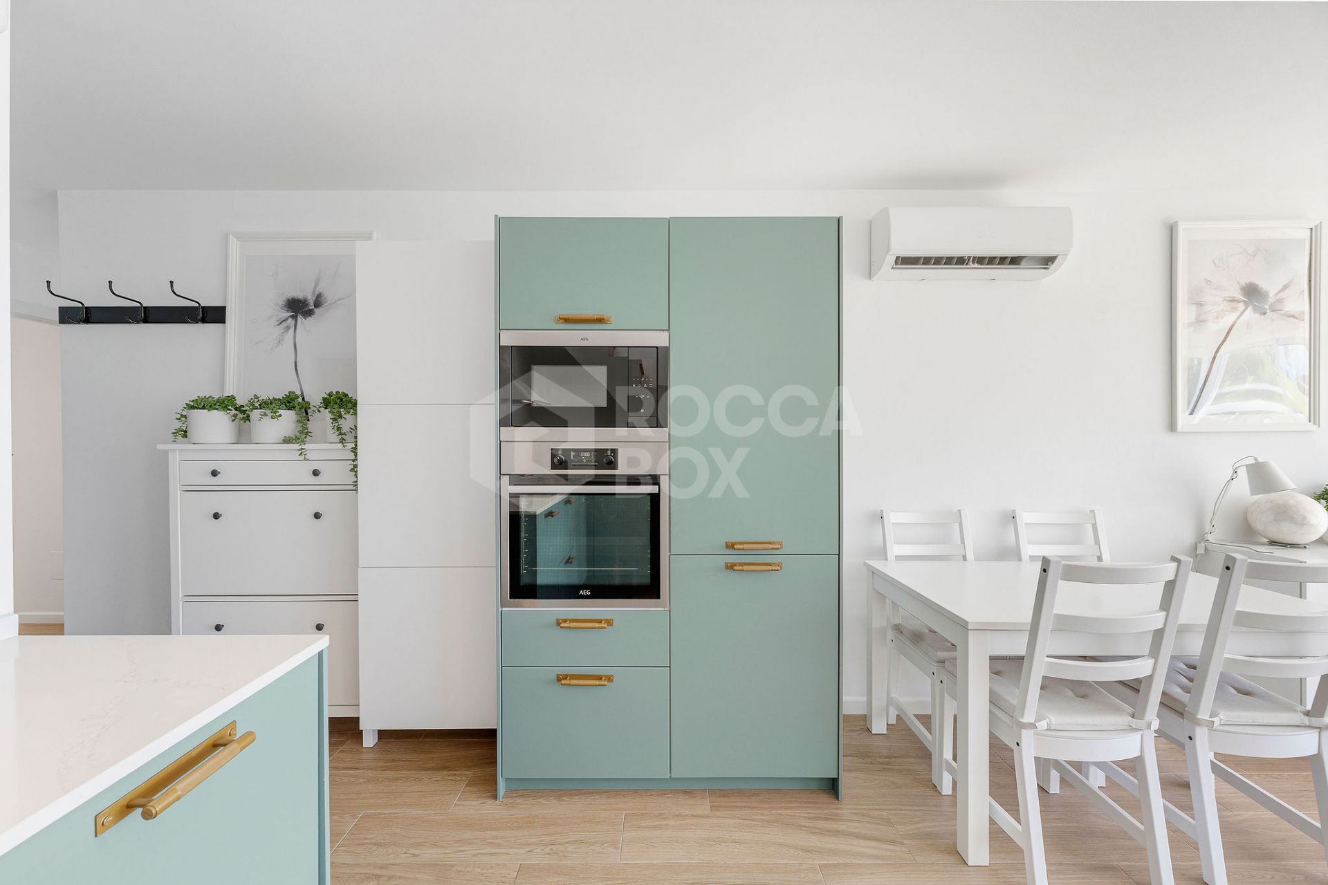 Welcome to this beautifully renovated 2 bedroom top floor apartment with amazing views in Nueva Andalucía!