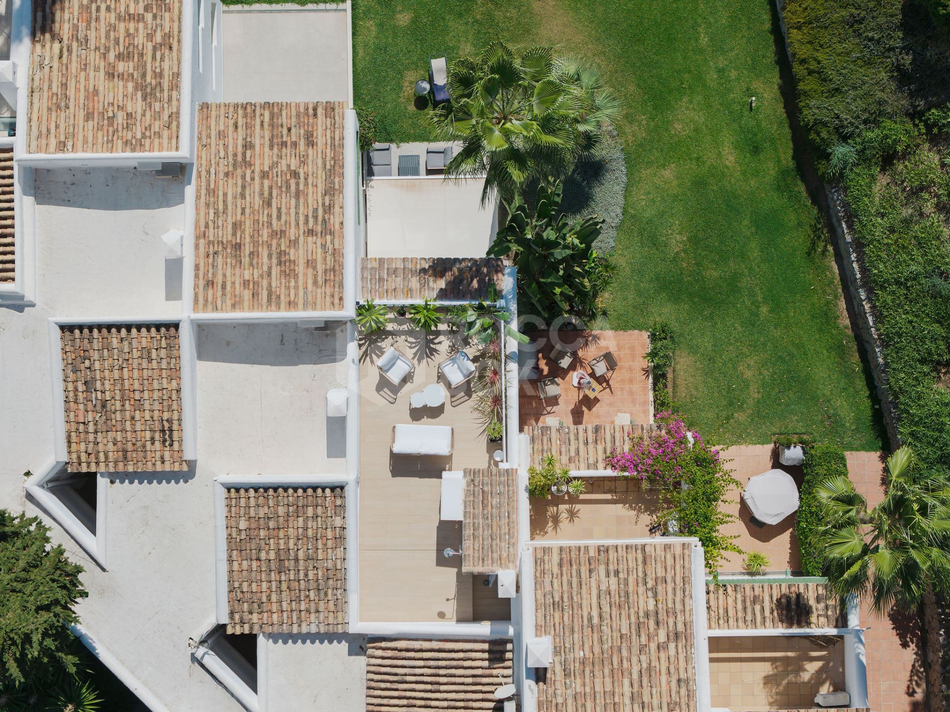 Welcome to this beautifully renovated 2 bedroom top floor apartment with amazing views in Nueva Andalucía!