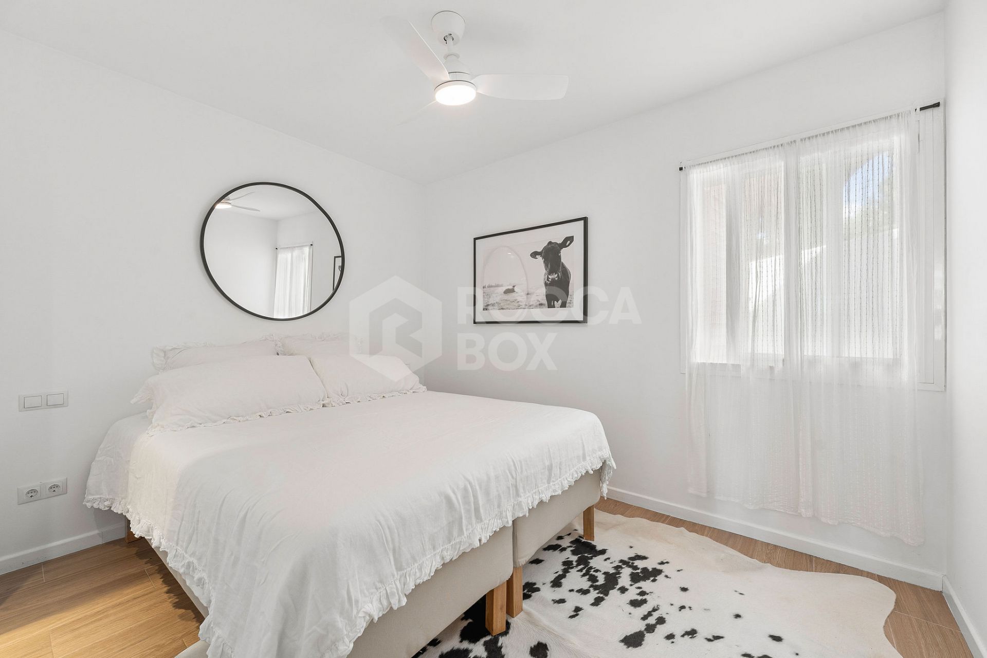 Welcome to this beautifully renovated 2 bedroom top floor apartment with amazing views in Nueva Andalucía!