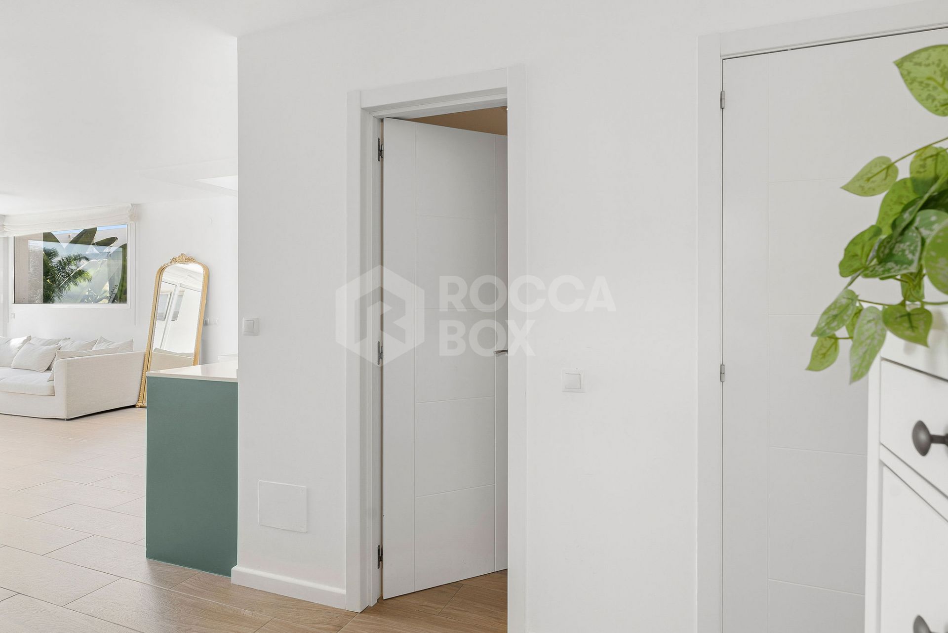 Welcome to this beautifully renovated 2 bedroom top floor apartment with amazing views in Nueva Andalucía!